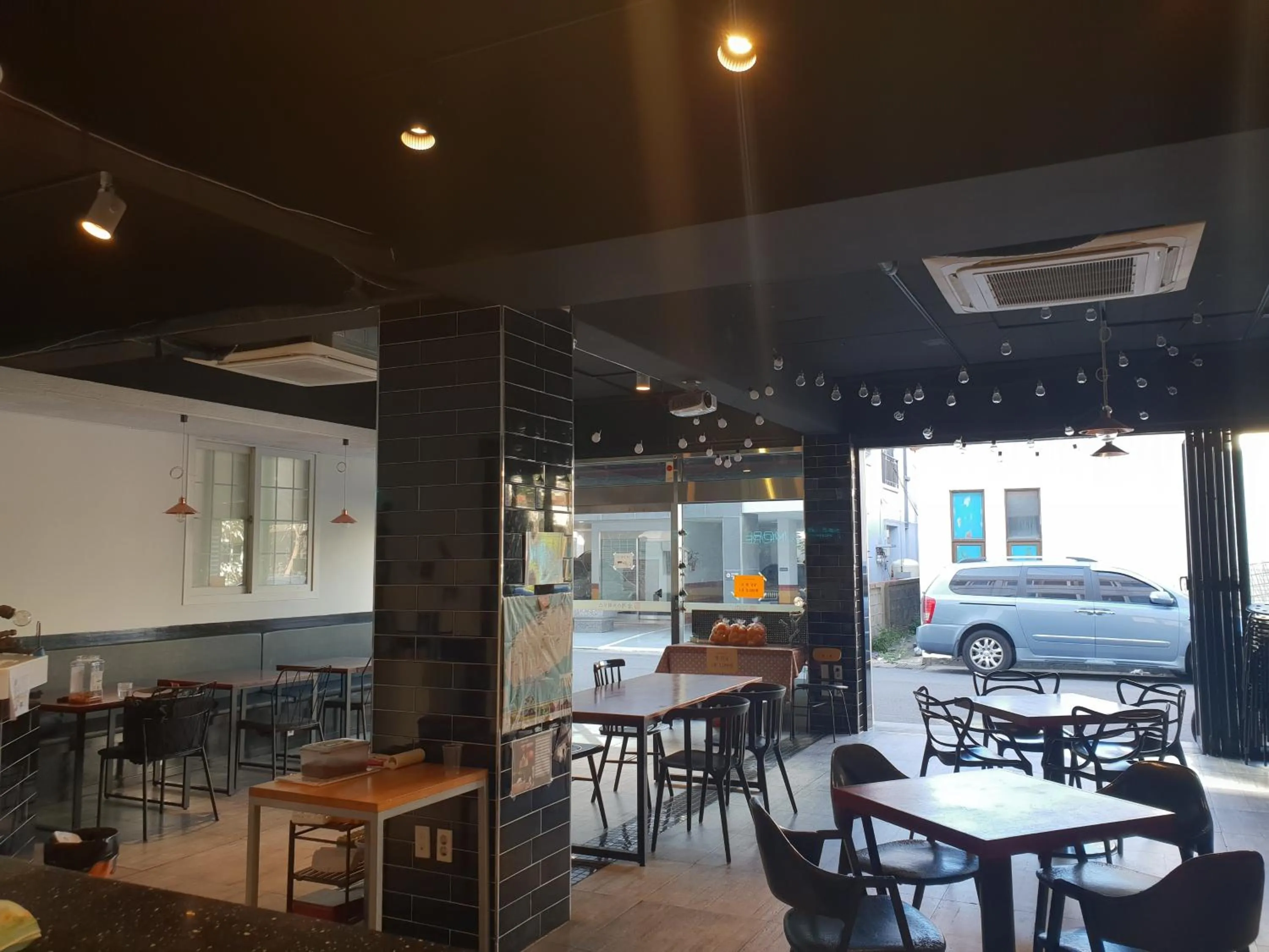 Dining area in SUM Guesthouse Jeju Airport