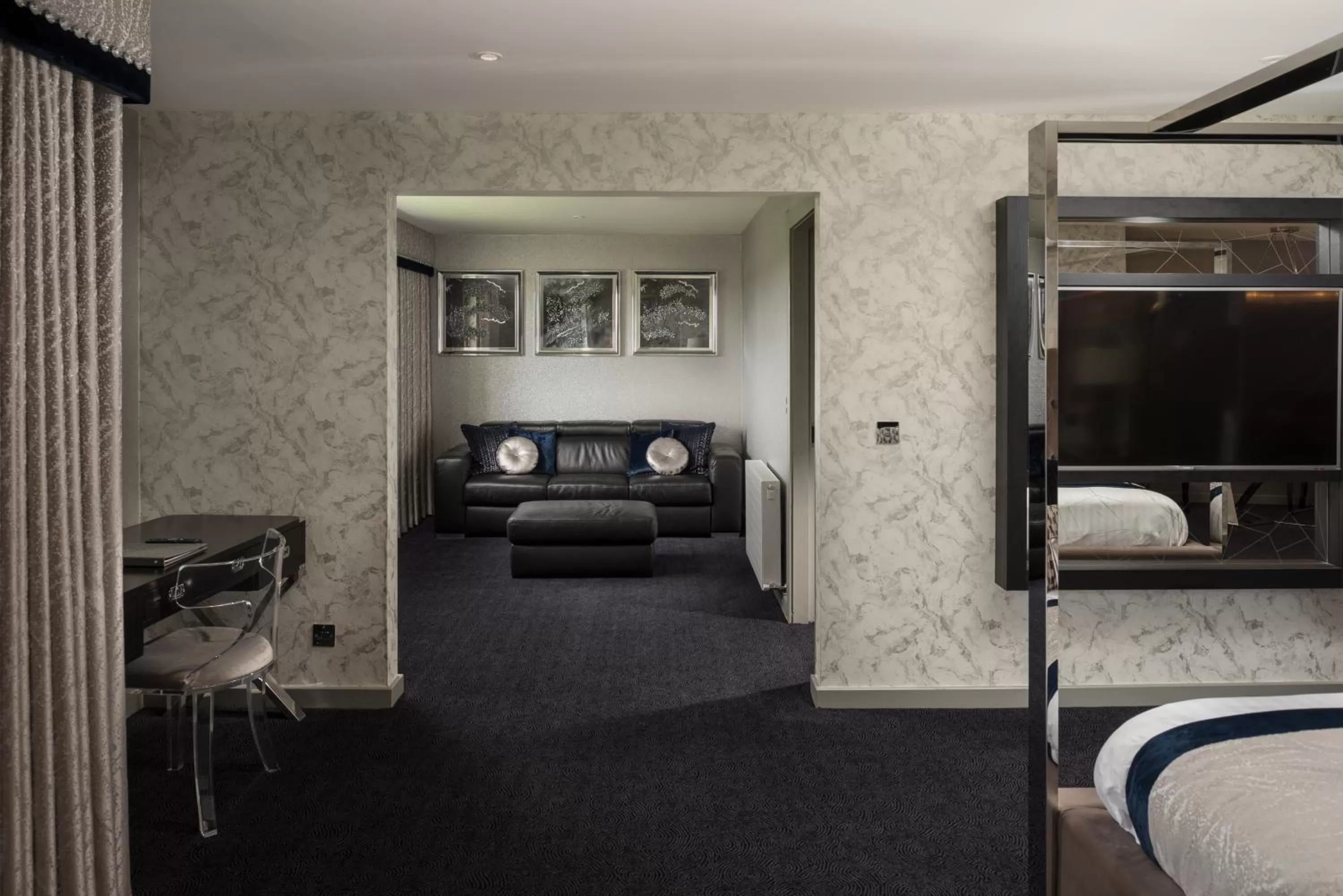 Living room, Bed in Radstone Hotel