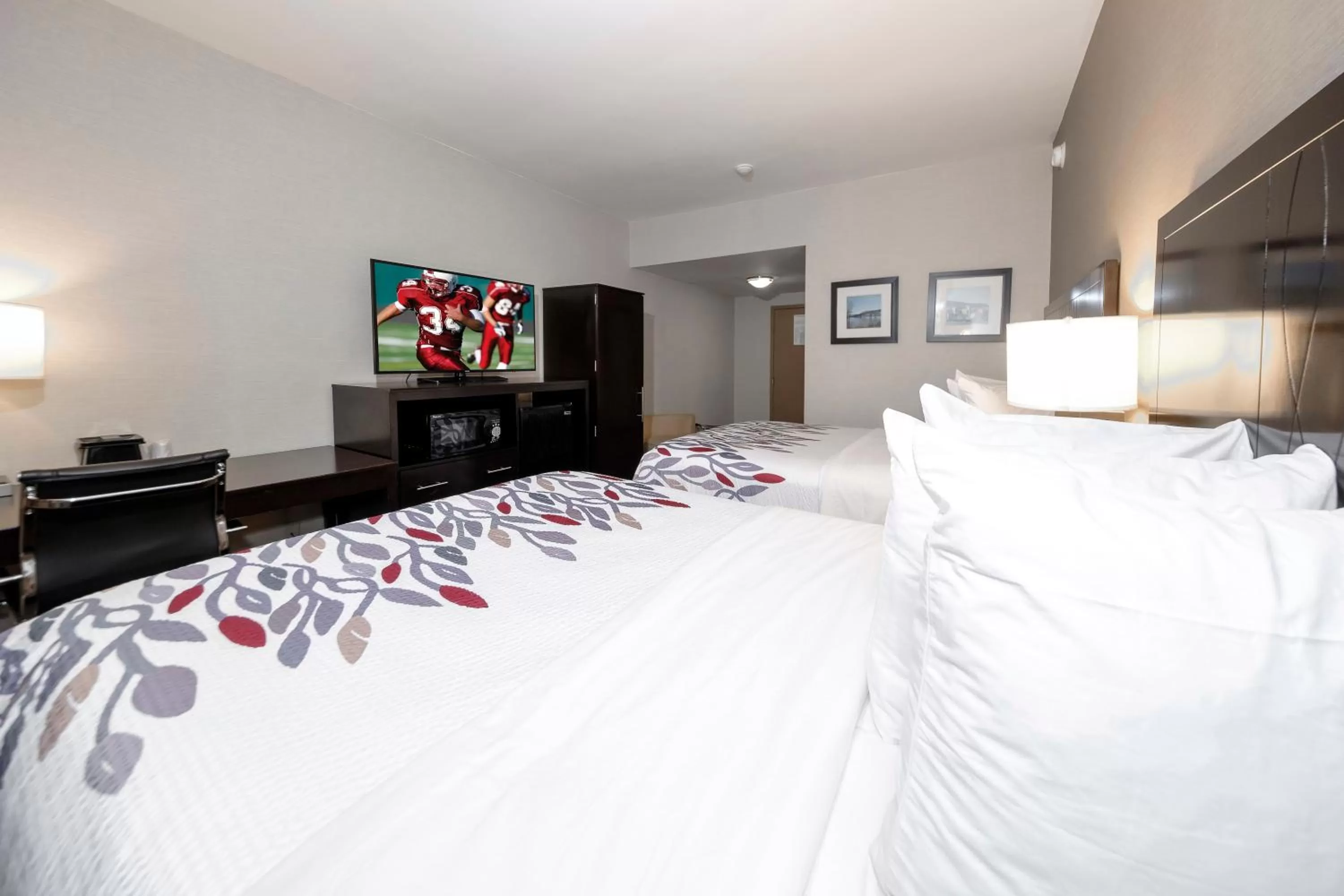 Photo of the whole room, Bed in Red Roof Inn & Suites Newburgh - Stewart Airport West Point