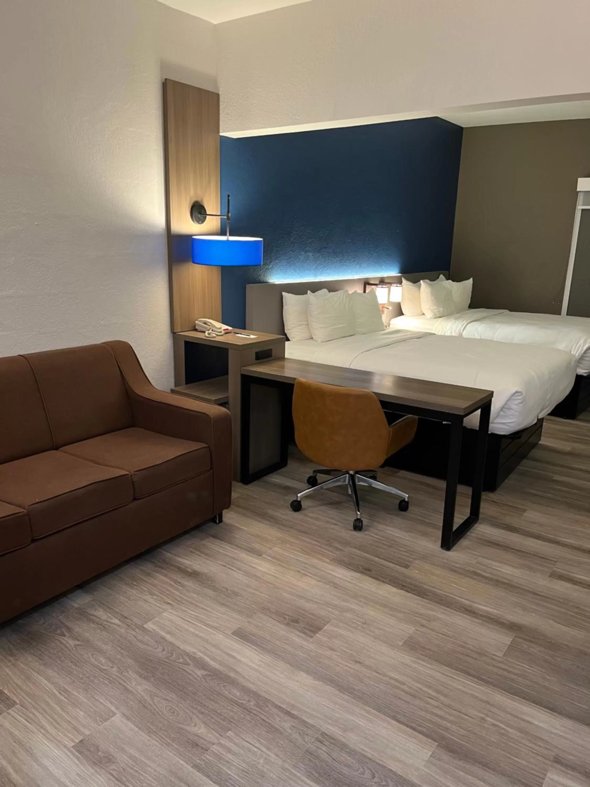 Property building, Bed in Comfort Suites Clearwater - Dunedin