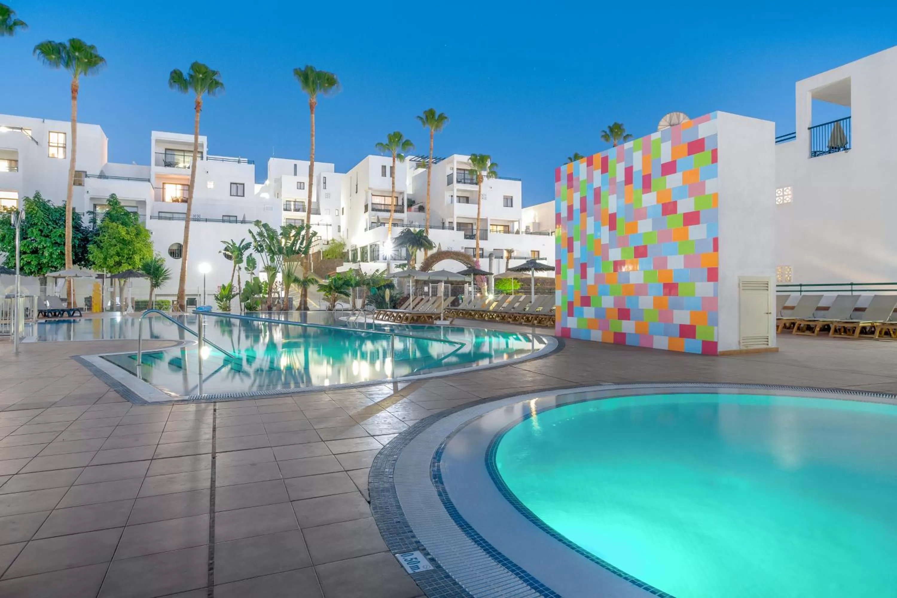 Swimming pool in Sunset Bay Club