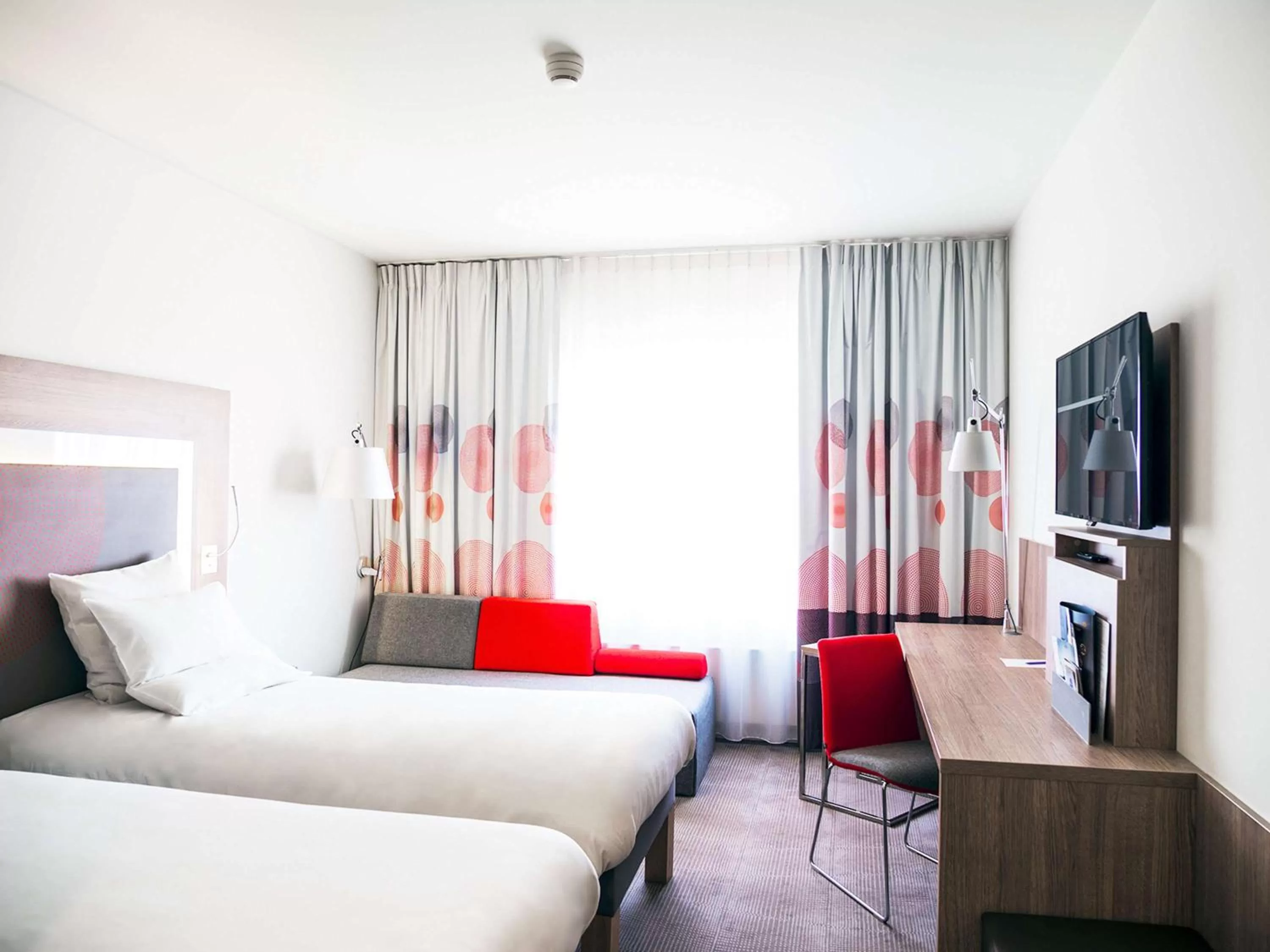 Photo of the whole room, Bed in Novotel Katowice Centrum
