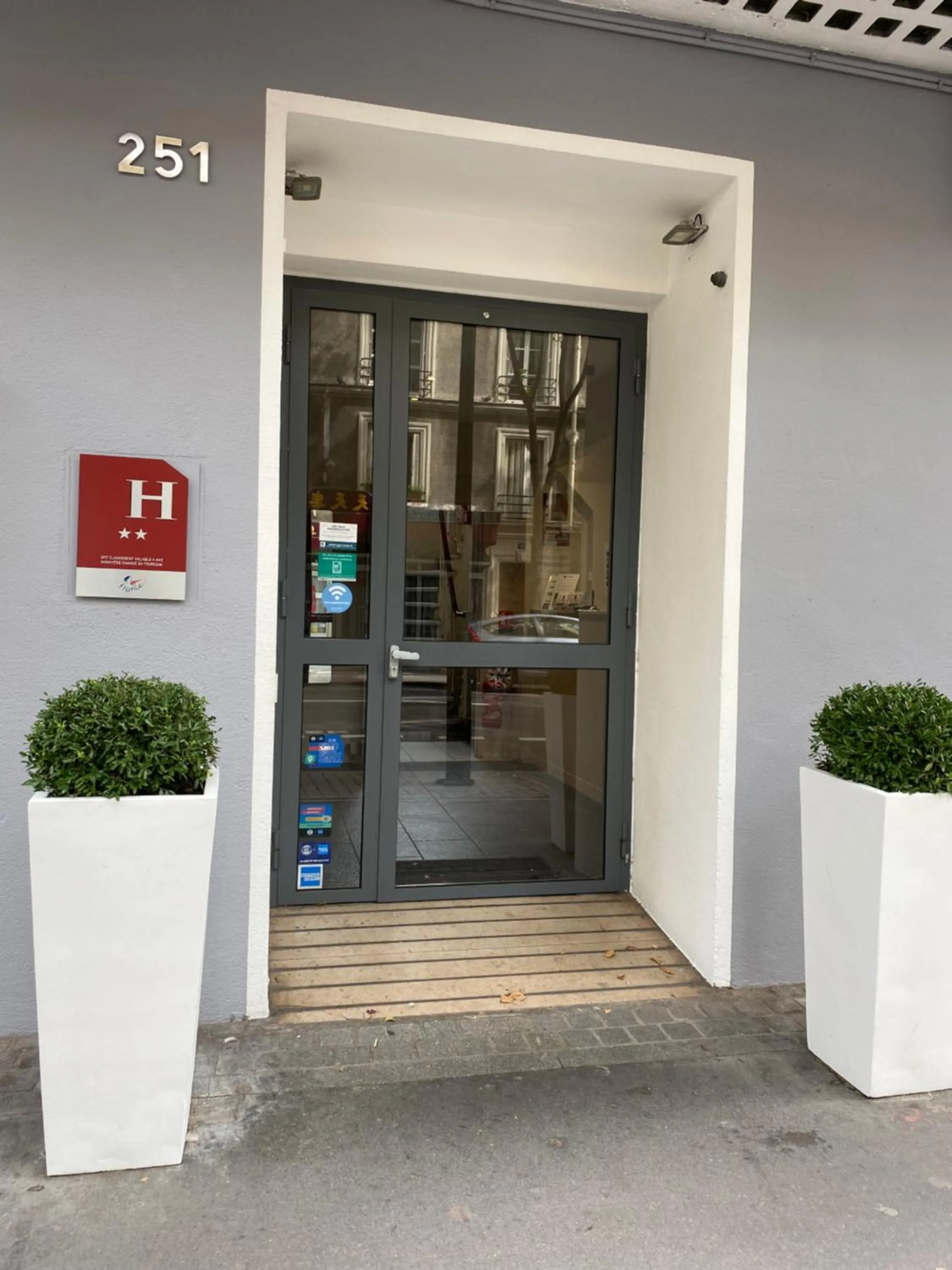 Facade/entrance in Timhotel Boulogne Rives de Seine