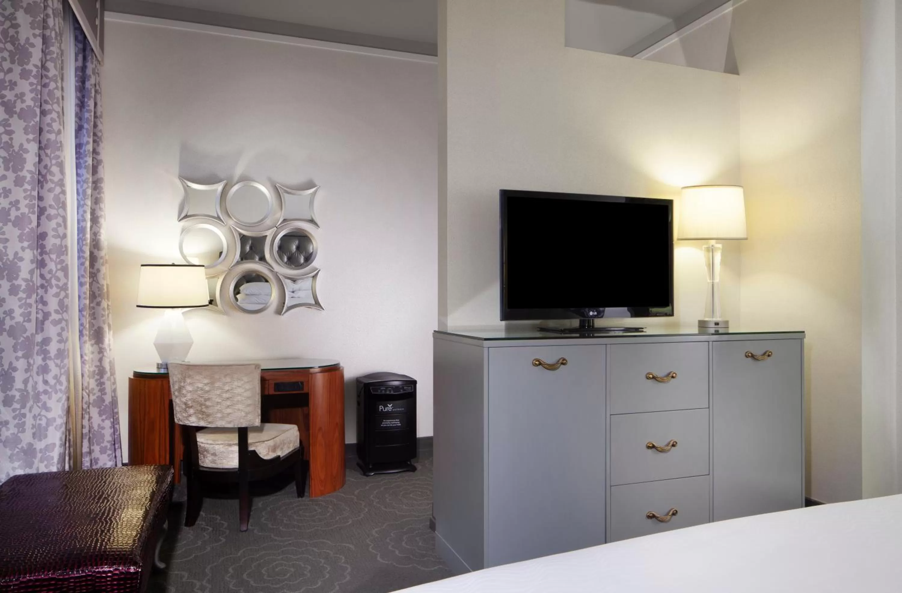 TV and multimedia, Bed in Silversmith Hotel Chicago Downtown