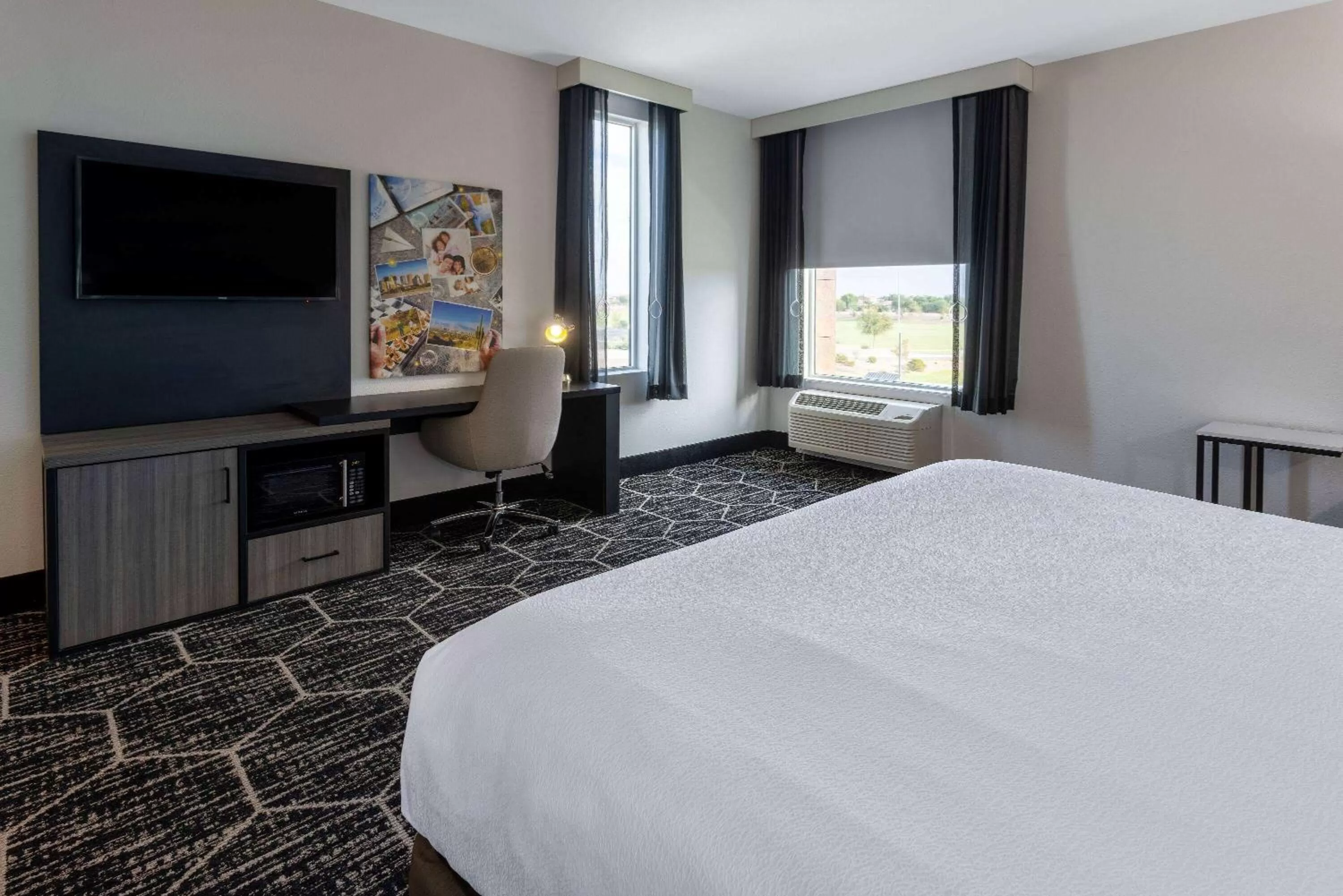 Photo of the whole room, Bed in La Quinta Inn & Suites by Wyndham Maricopa Copper Sky