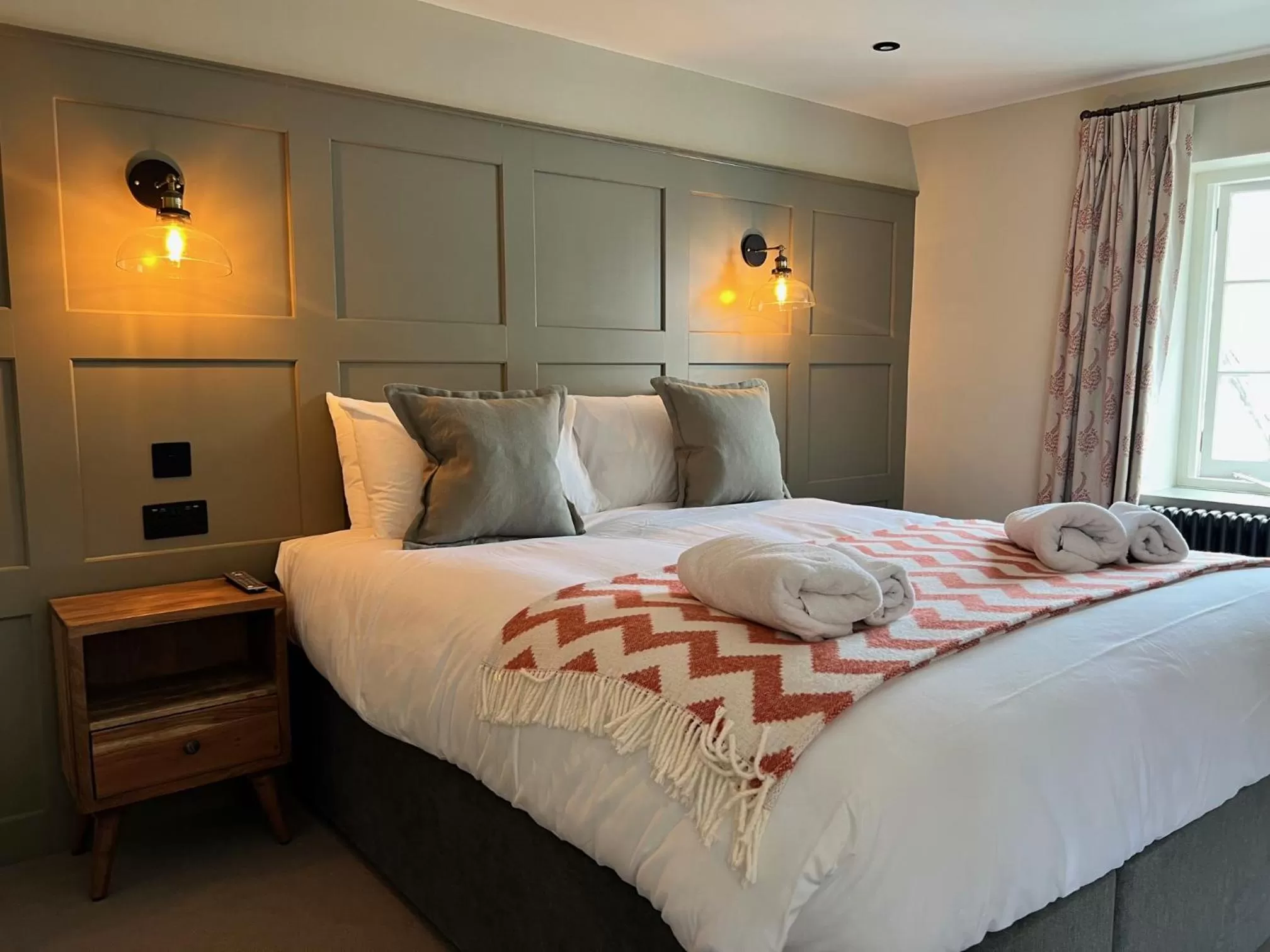 Bedroom, Bed in The Punchbowl Inn