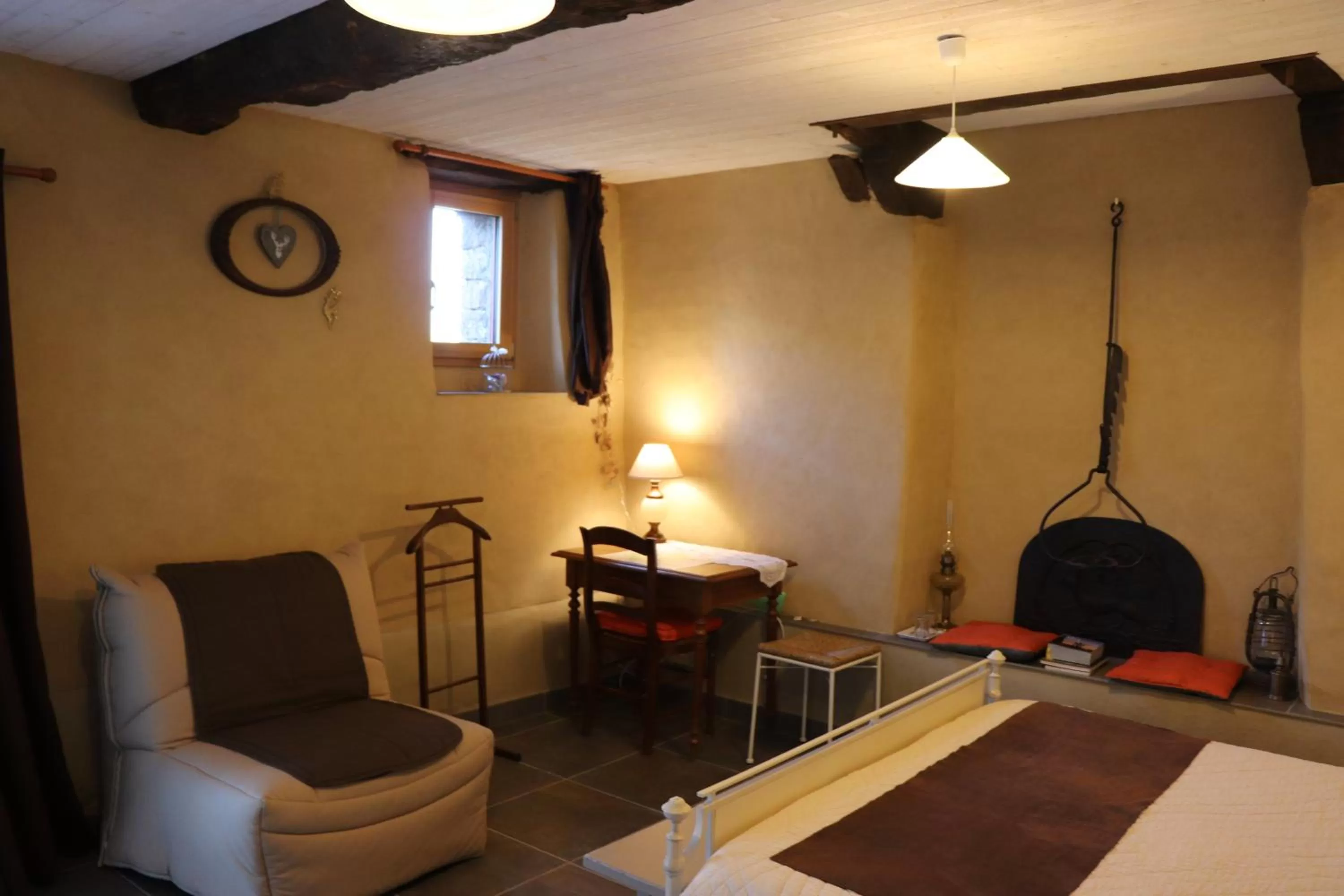 Photo of the whole room in Chambres d'hôtes La Fontaine Garel