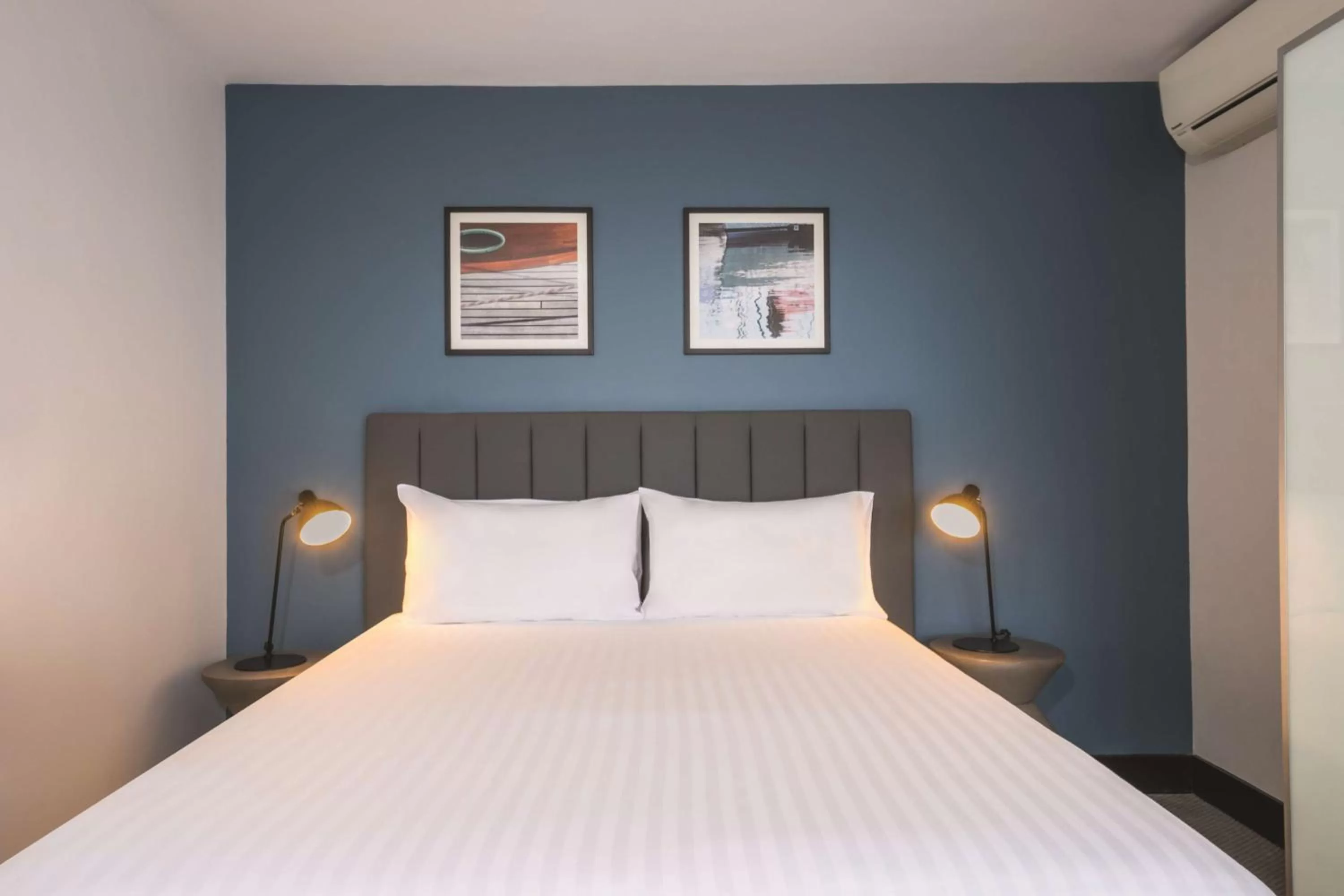 Bedroom, Bed in Travelodge Hotel Hobart