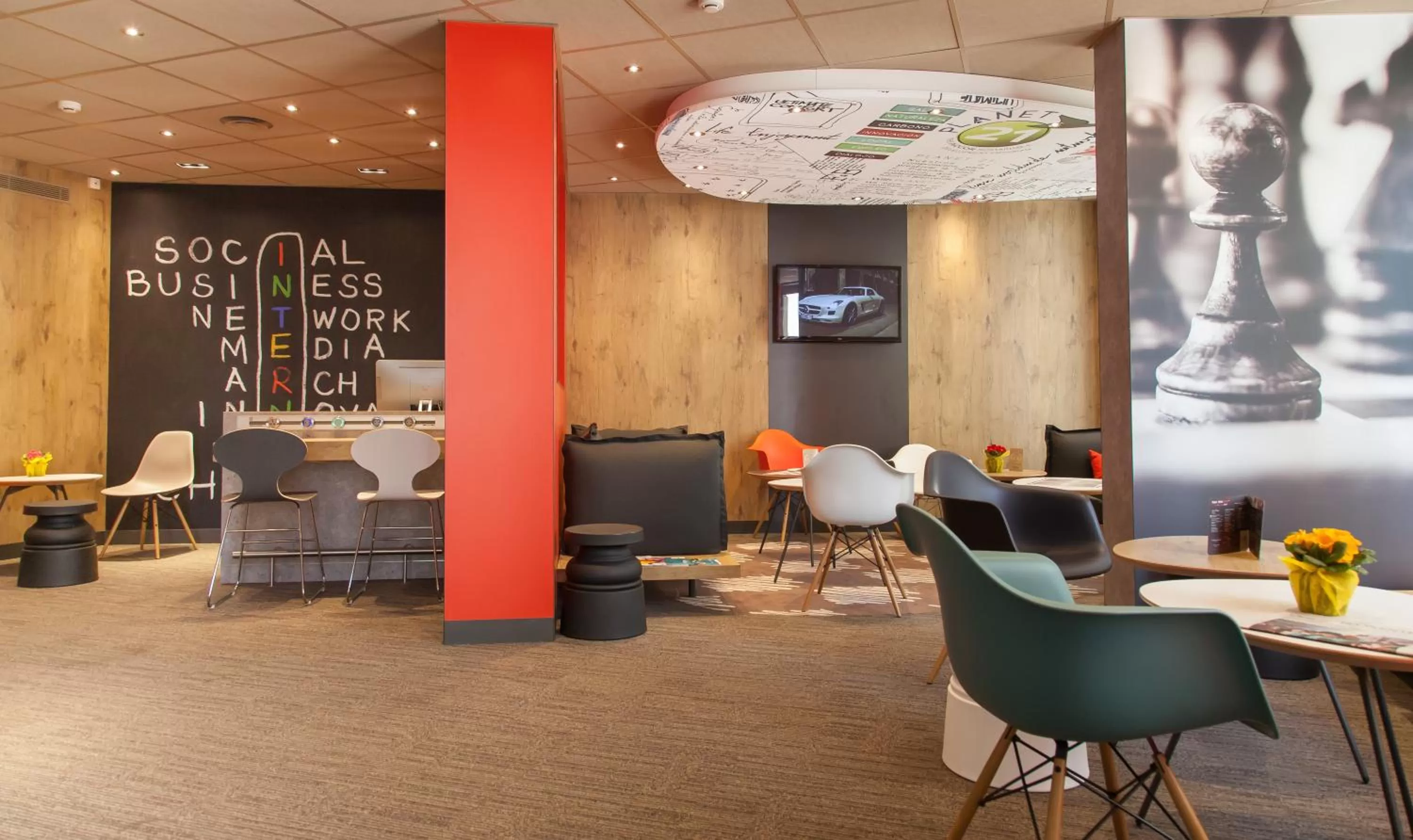 Lounge or bar in ibis Poitiers Centre