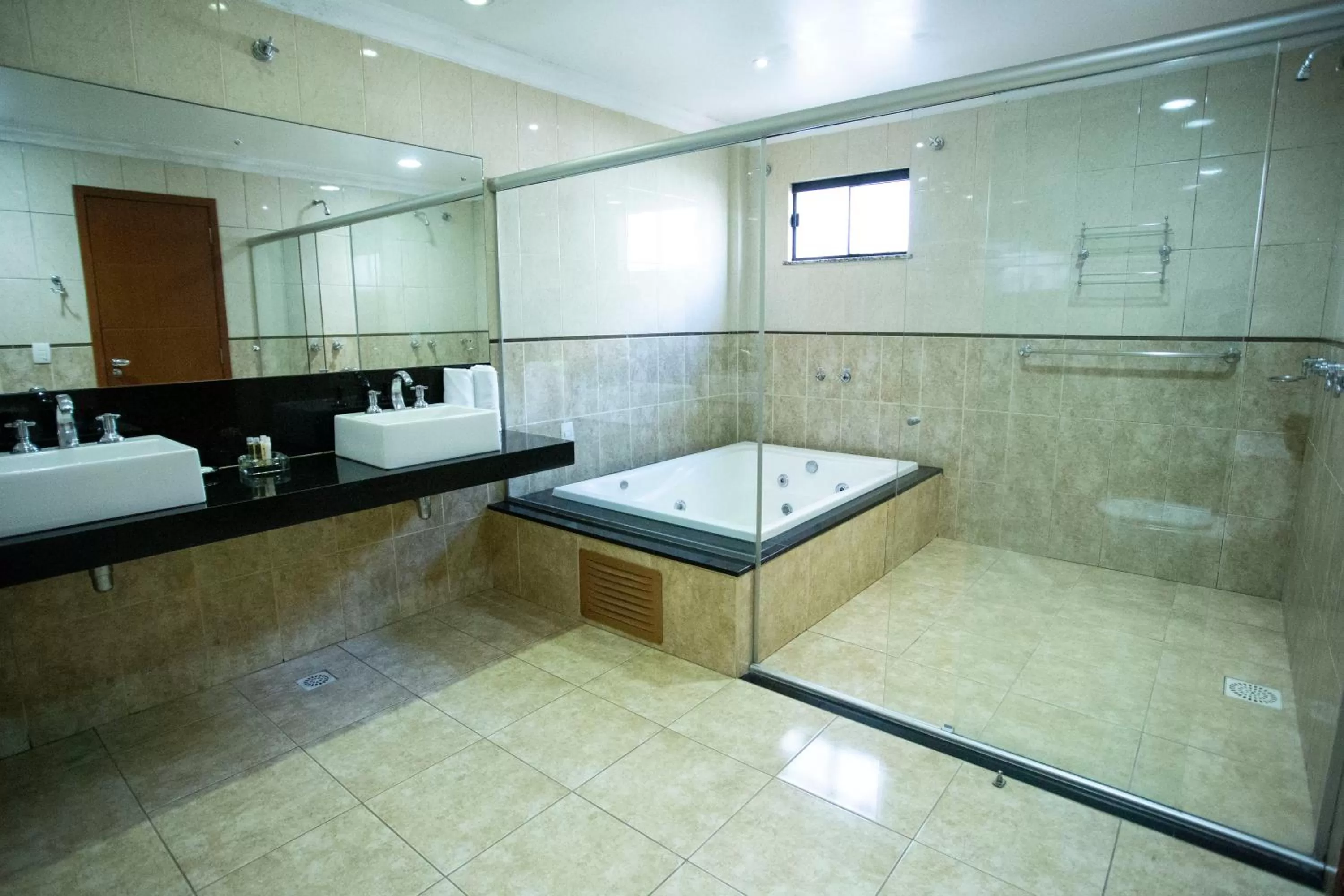 Shower in Atrium Confort Hotels