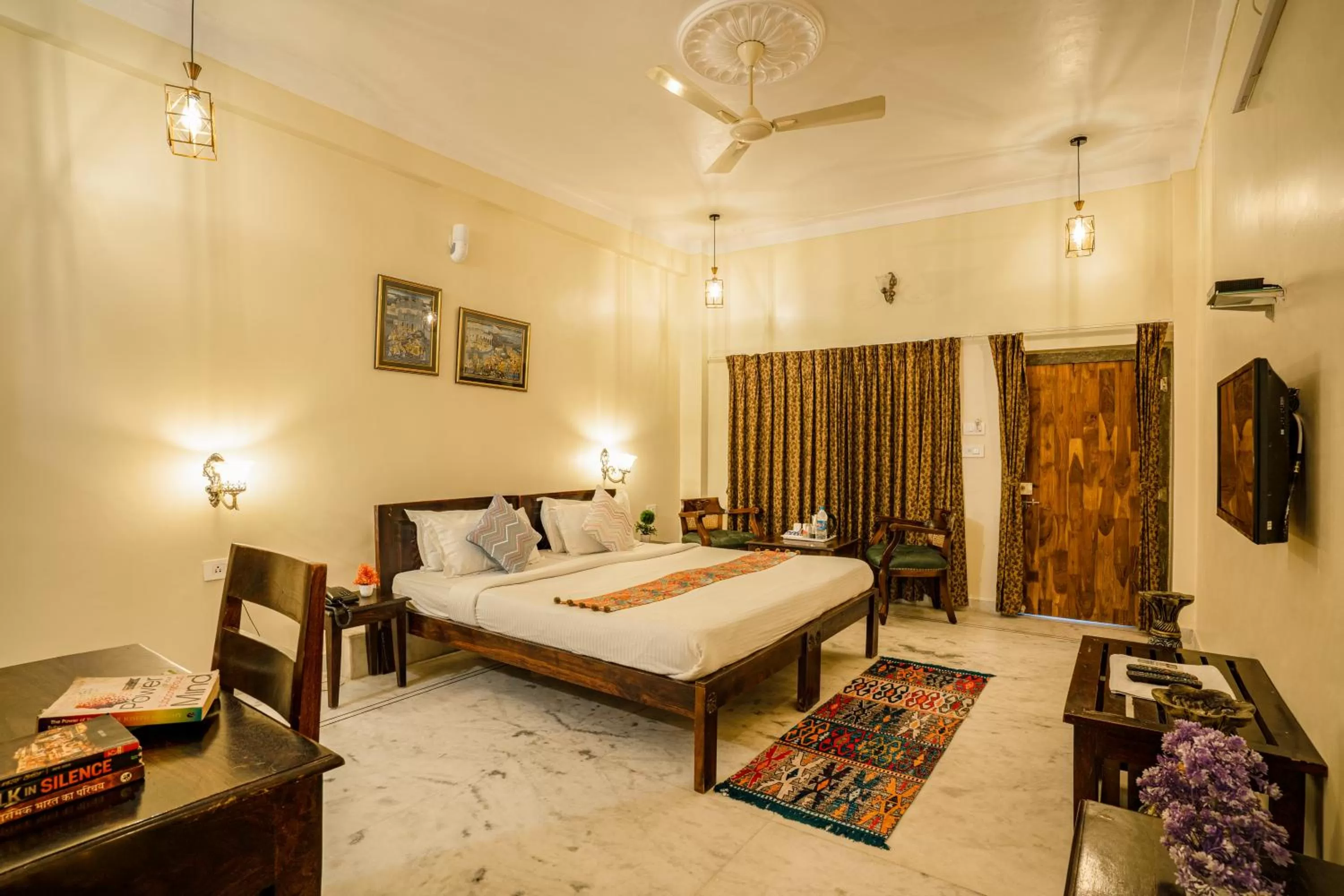 Bed in Tripli Hotels Shiv Villas
