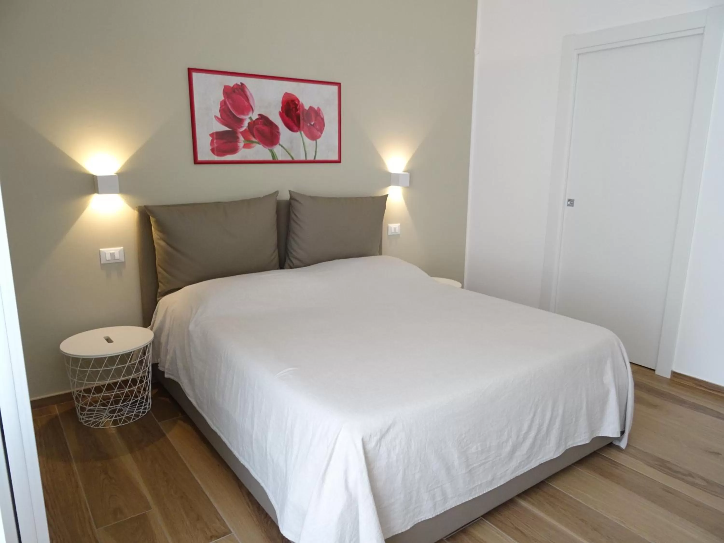 Photo of the whole room, Bed in Meeting