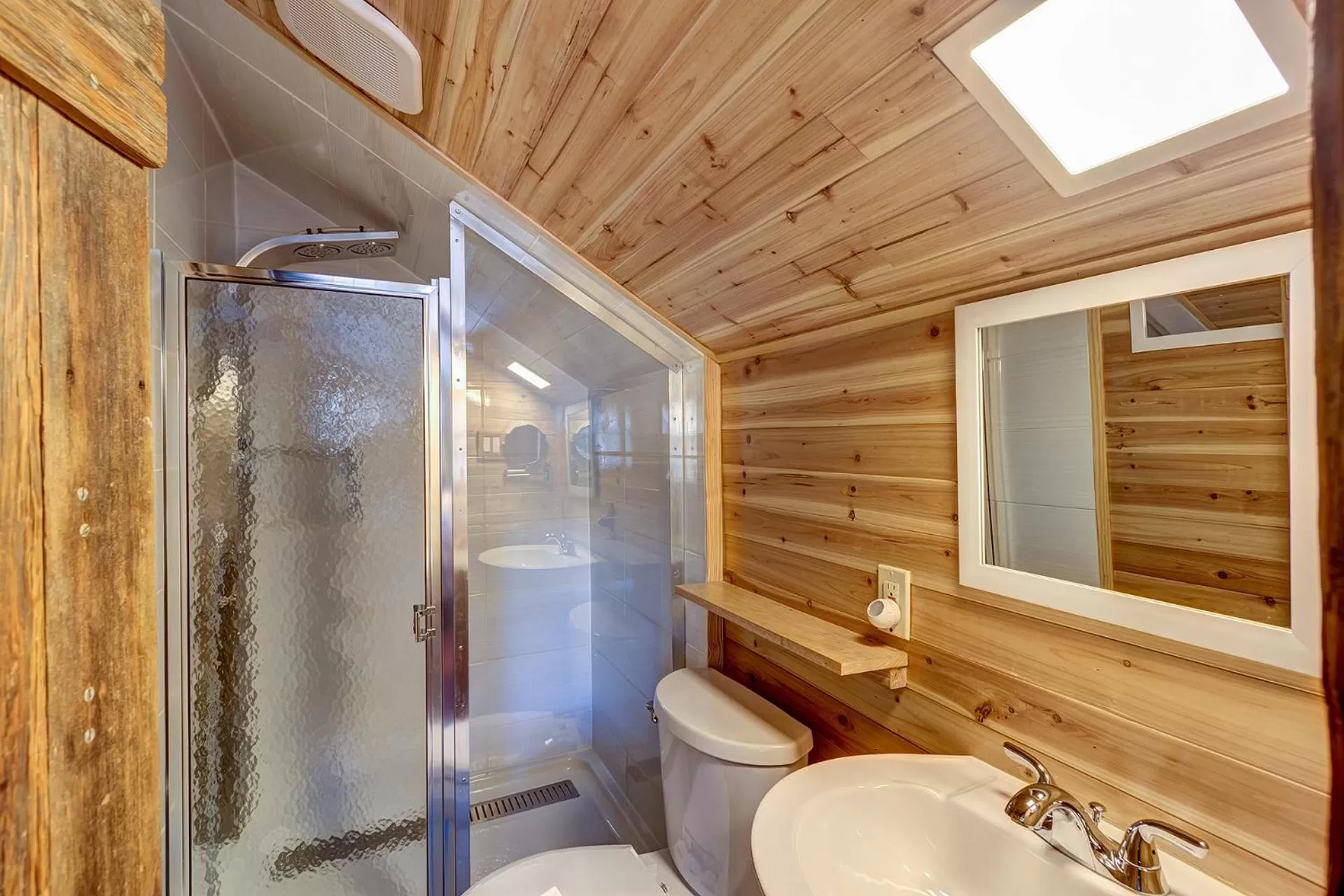 Shower in Fireside Inn & Hostel