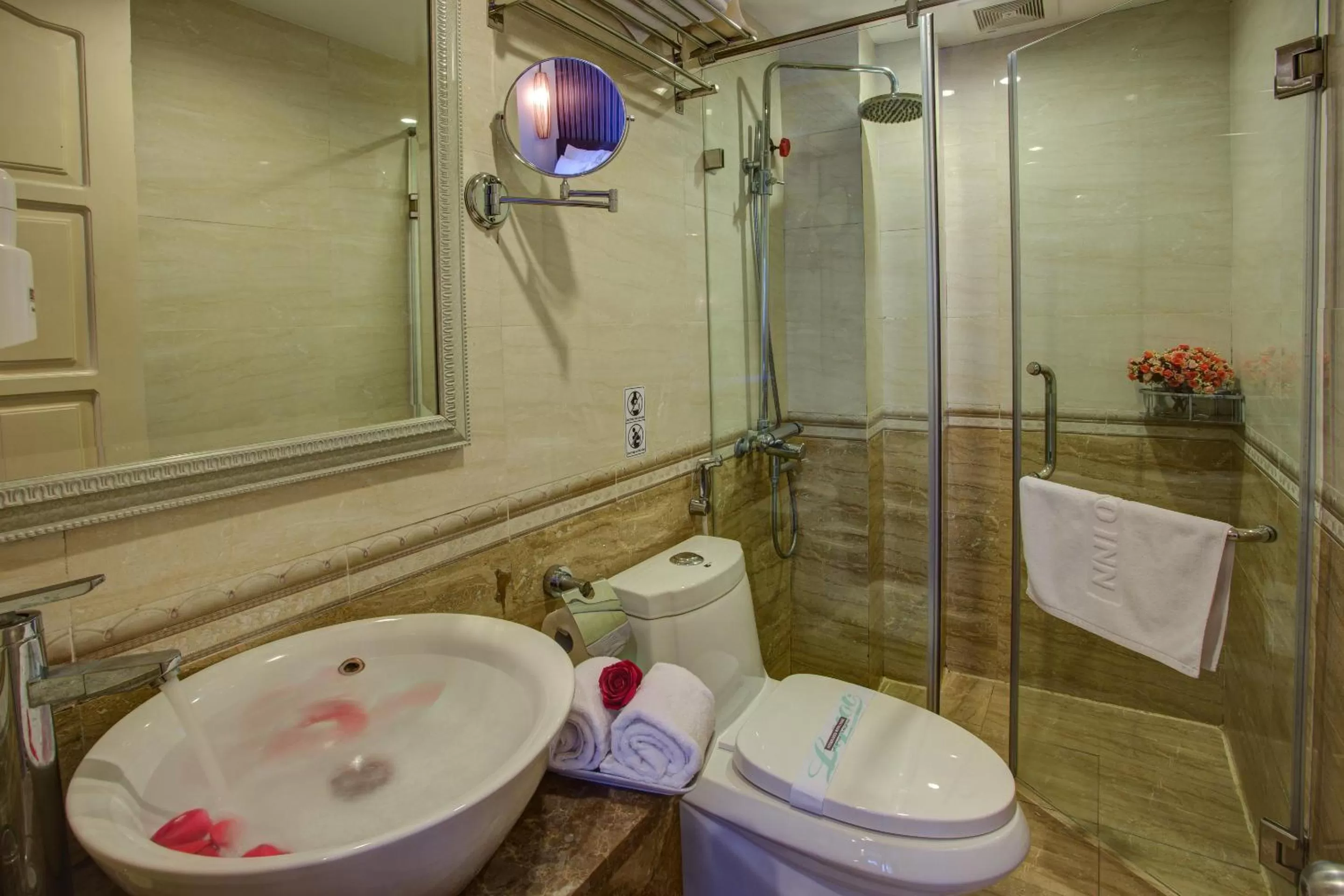 Bathroom in Golden Art Hotel