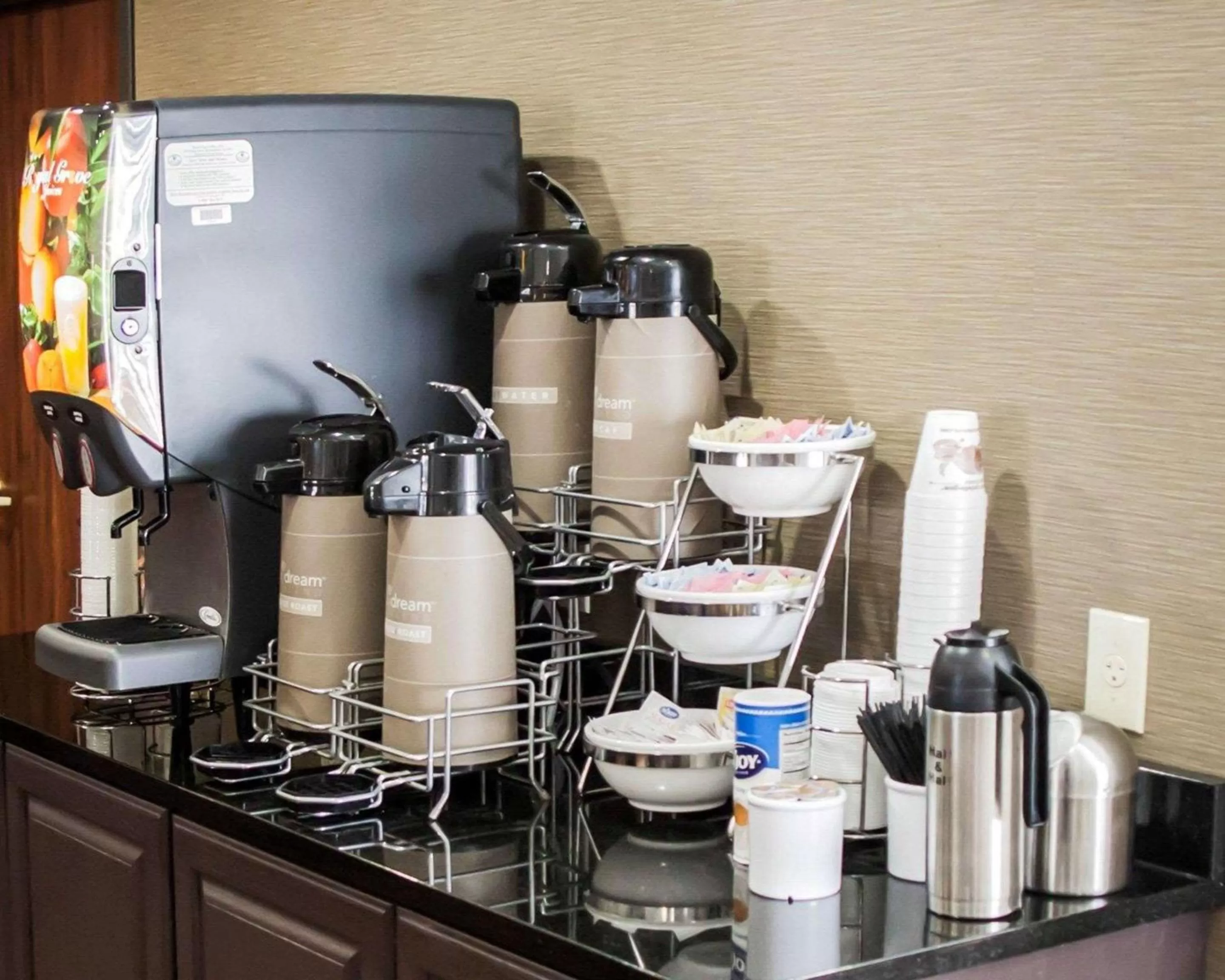 Restaurant/places to eat in Garner Hotel Topeka West by IHG