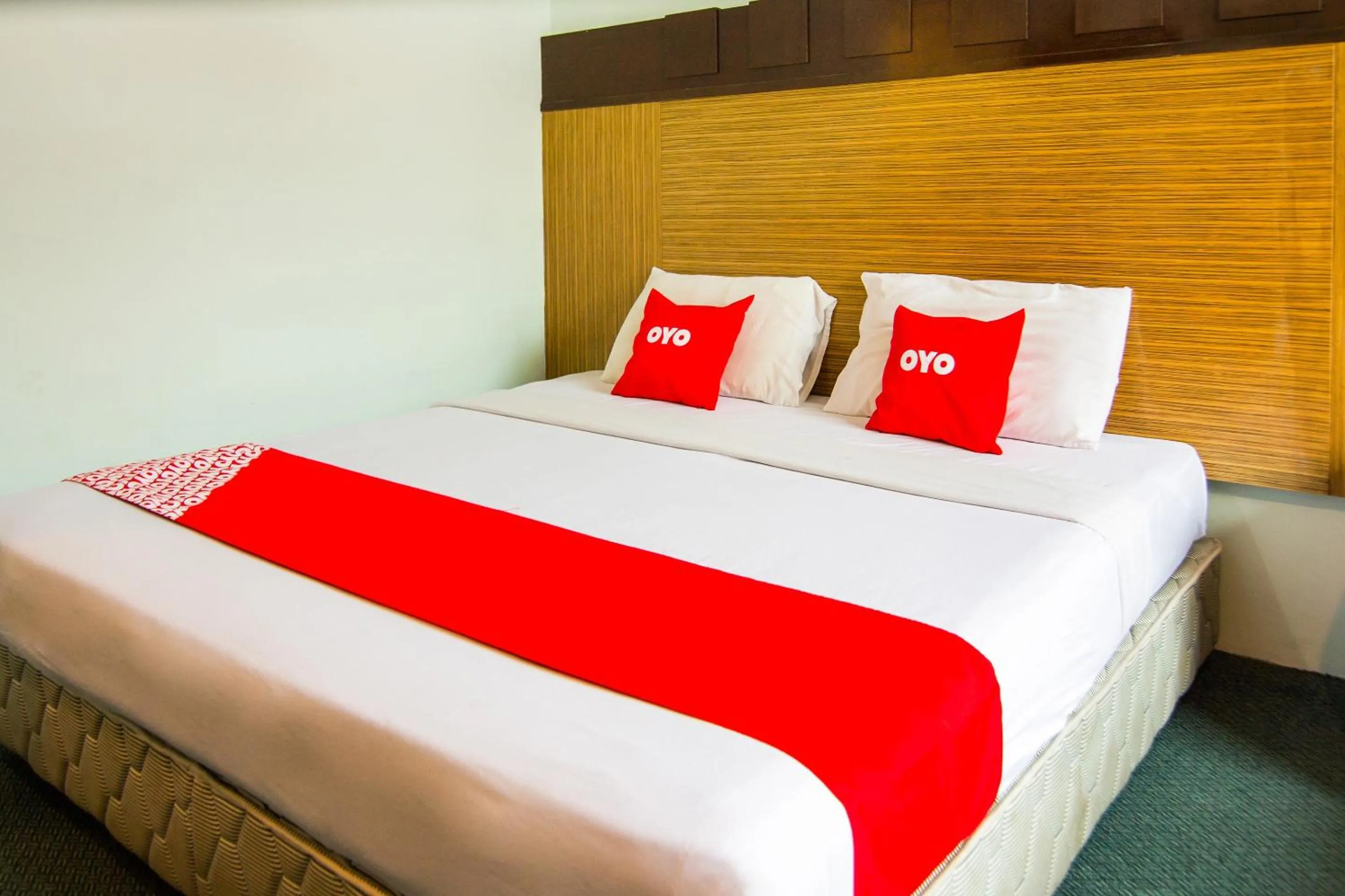 Bedroom, Bed in OYO 89408 Royal Hotel