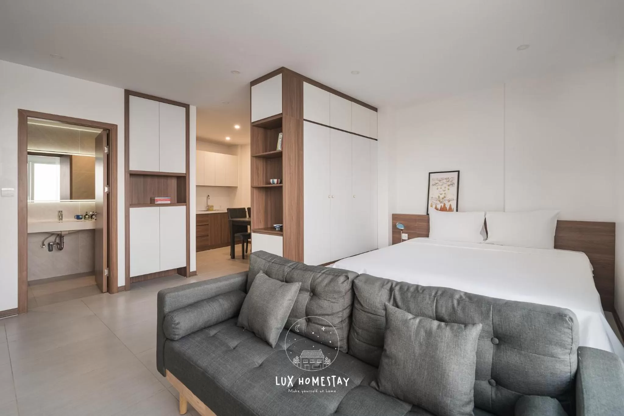 Photo of the whole room, Bed in Lux Westlake Studio