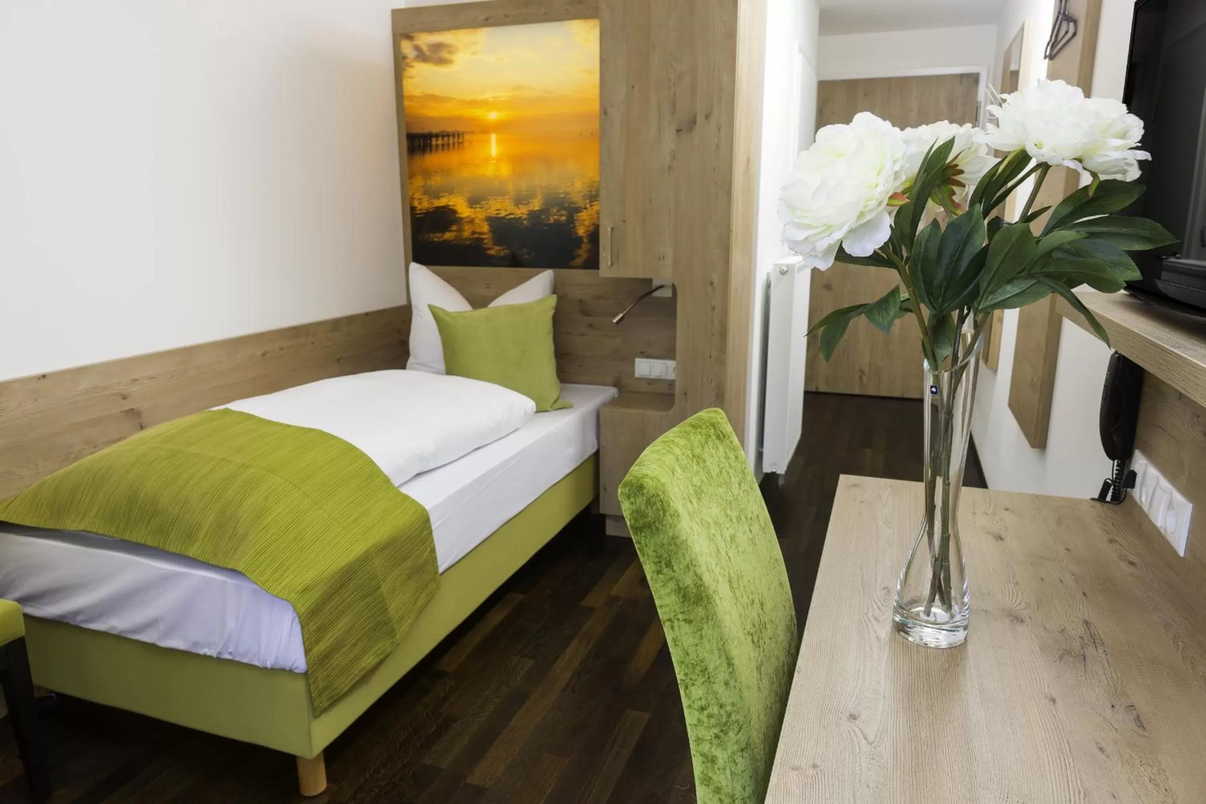 Photo of the whole room, Bed in Hotel Rheingold