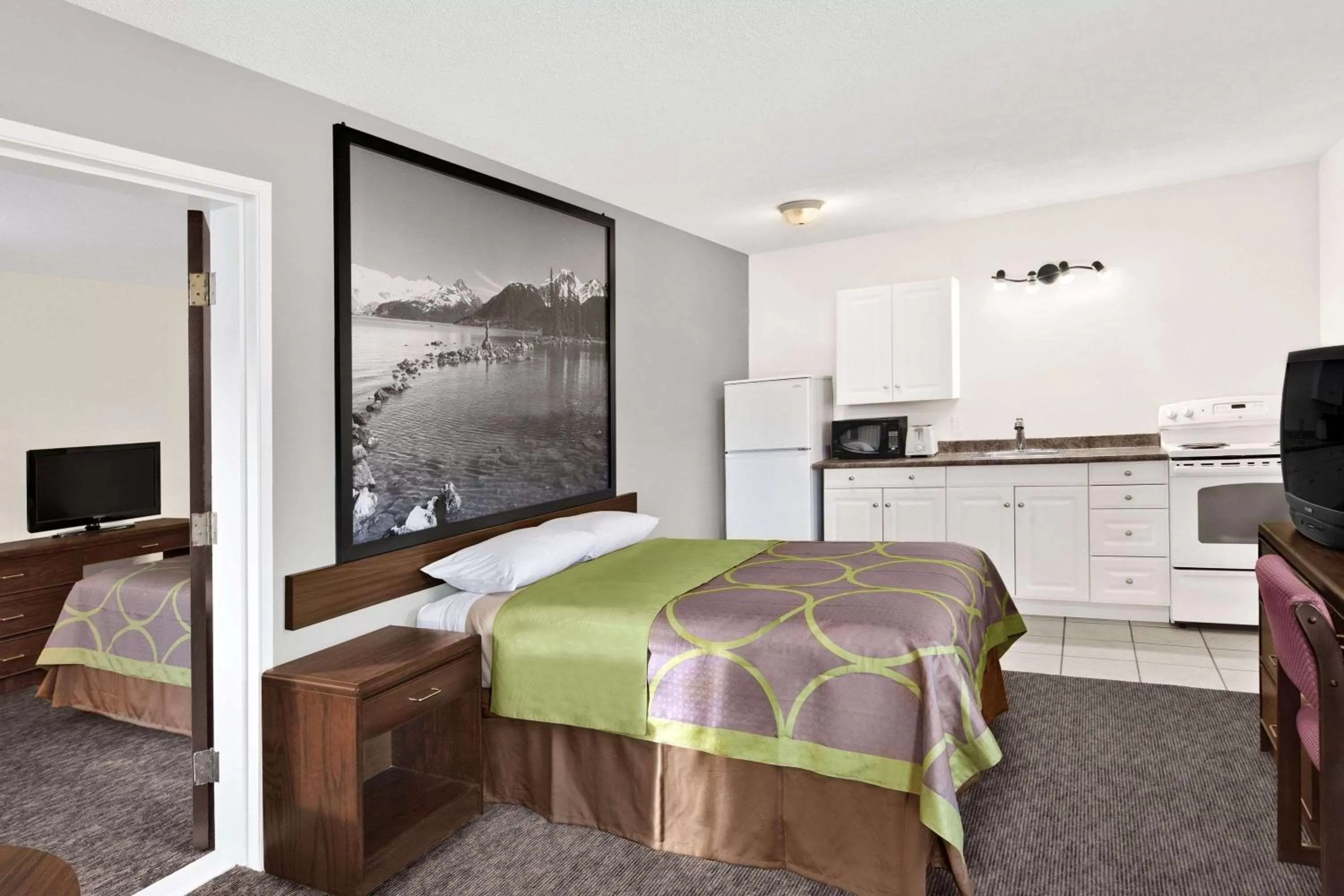 Photo of the whole room, Bed in Super 8 by Wyndham Kamloops East