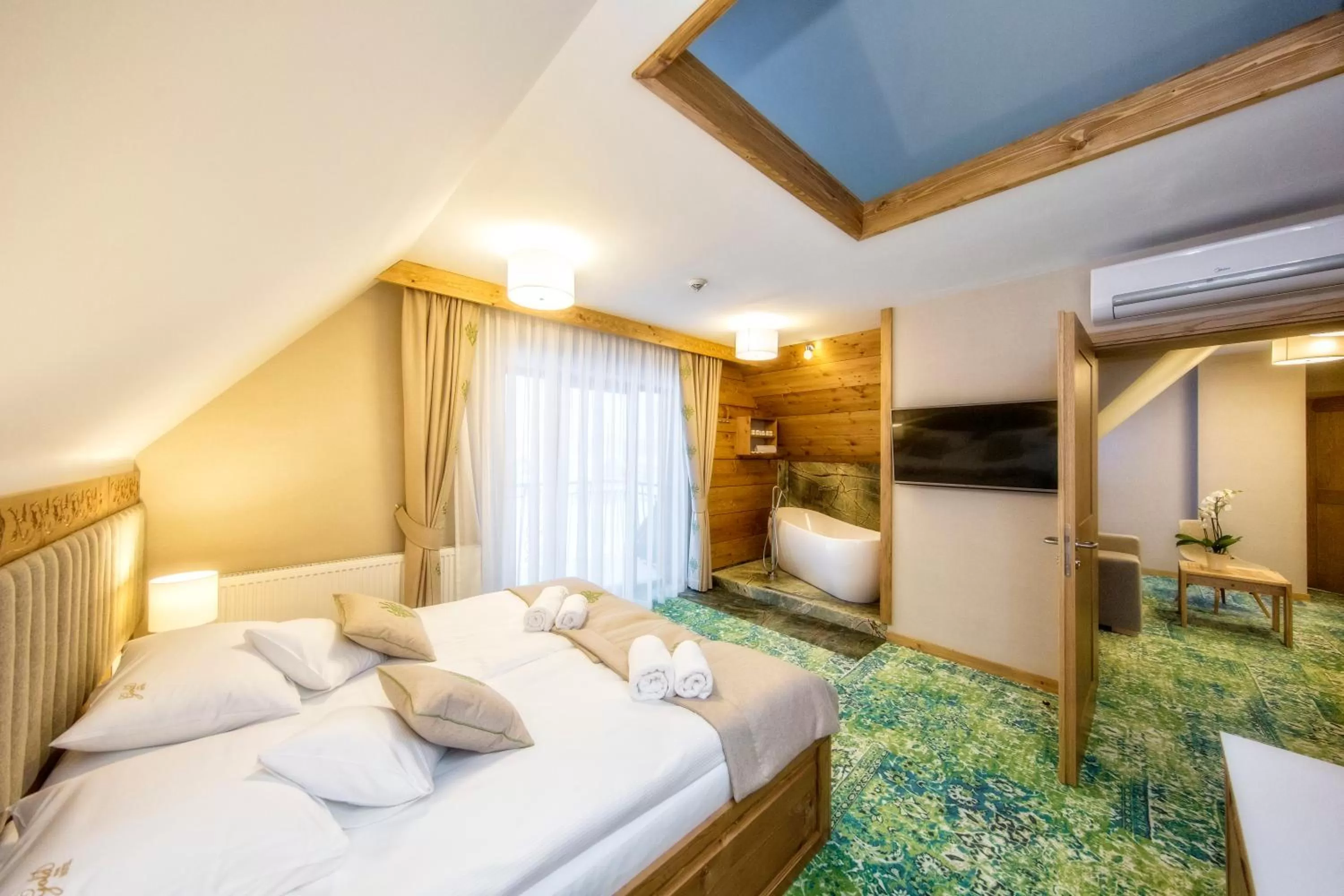 Photo of the whole room, Bed in Gold Hotel