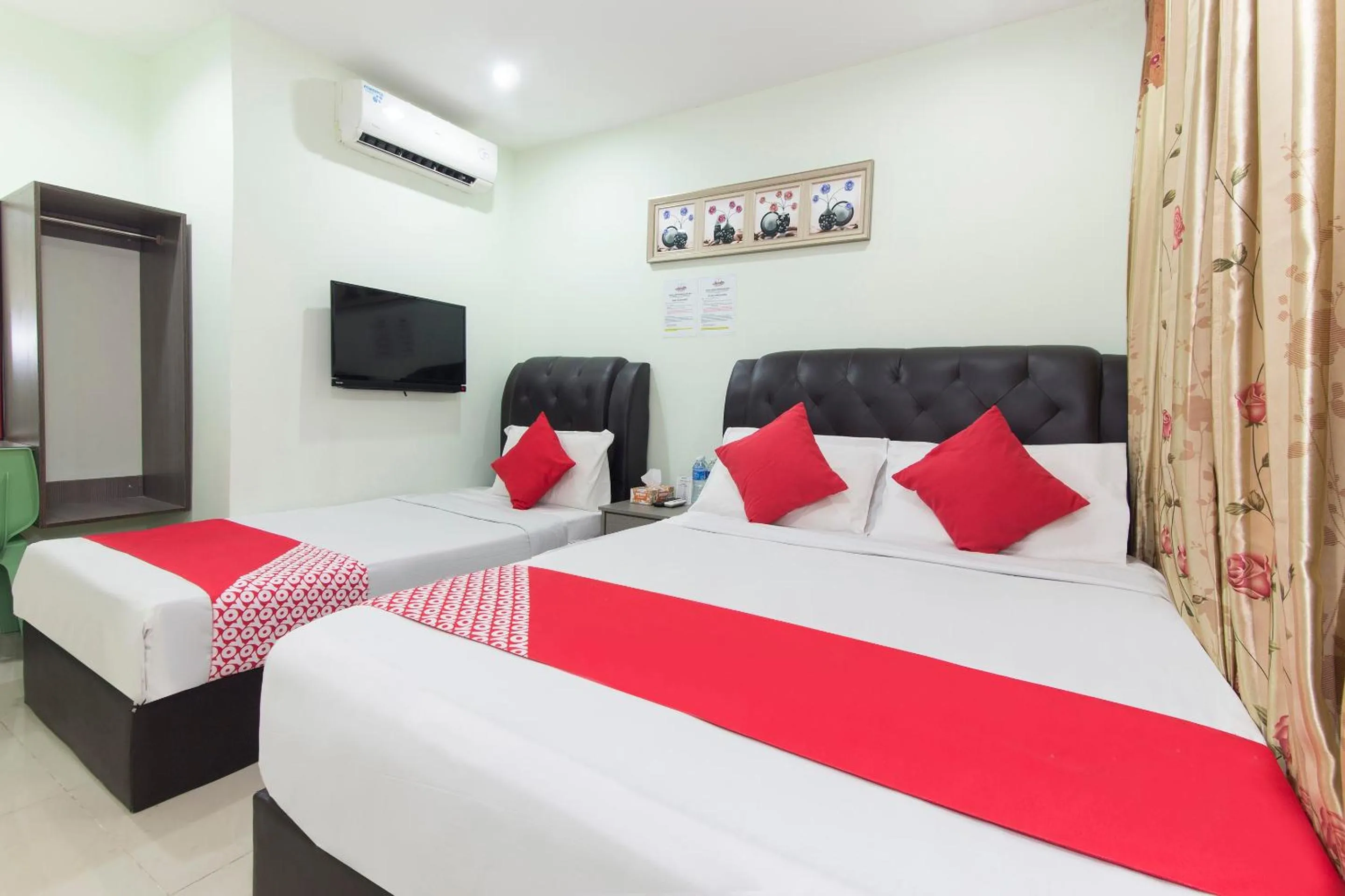 Bedroom, Bed in OYO 444 KL Empire Hotel