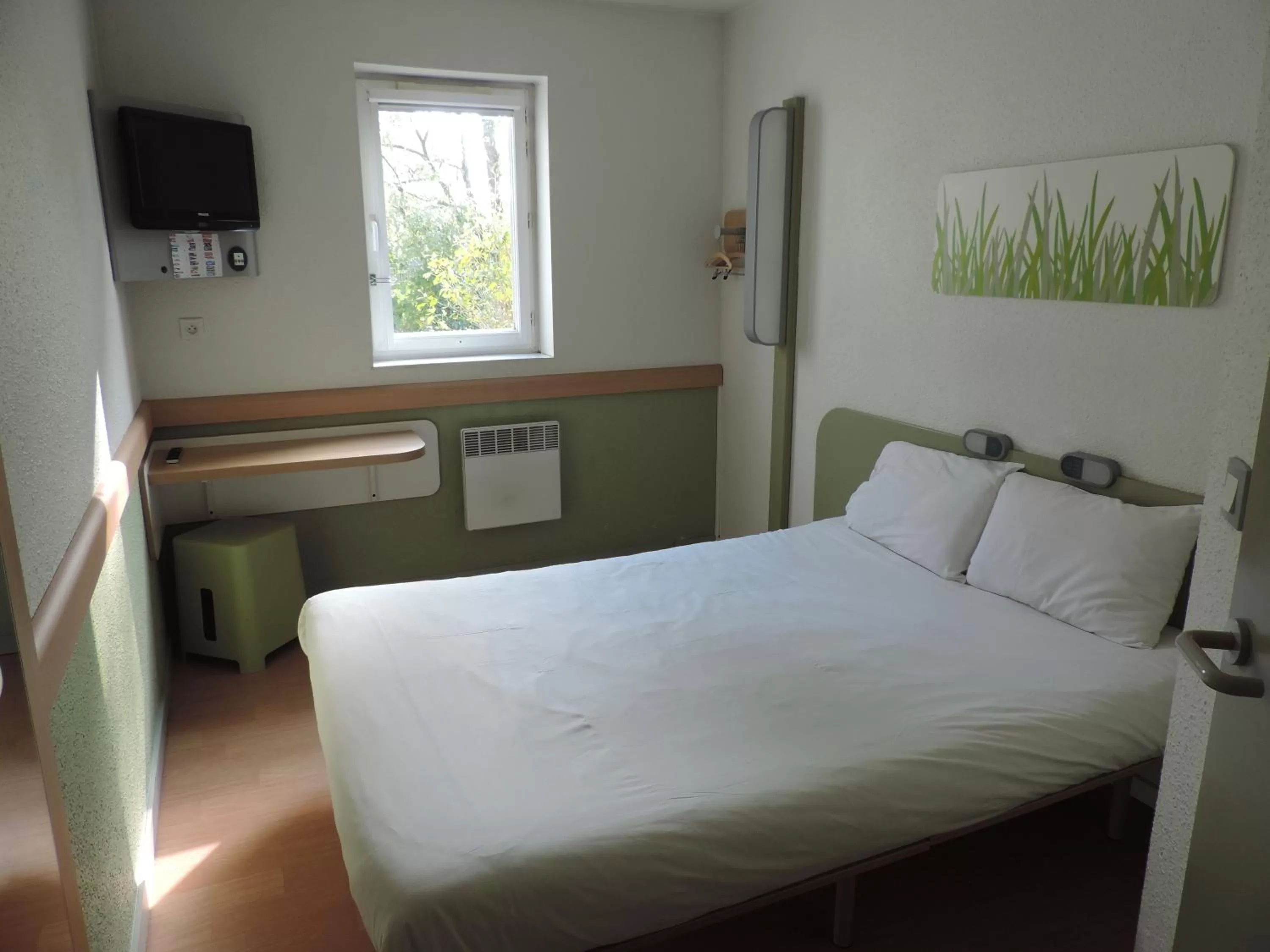 Bedroom, Bed in ibis budget Lille Wasquehal