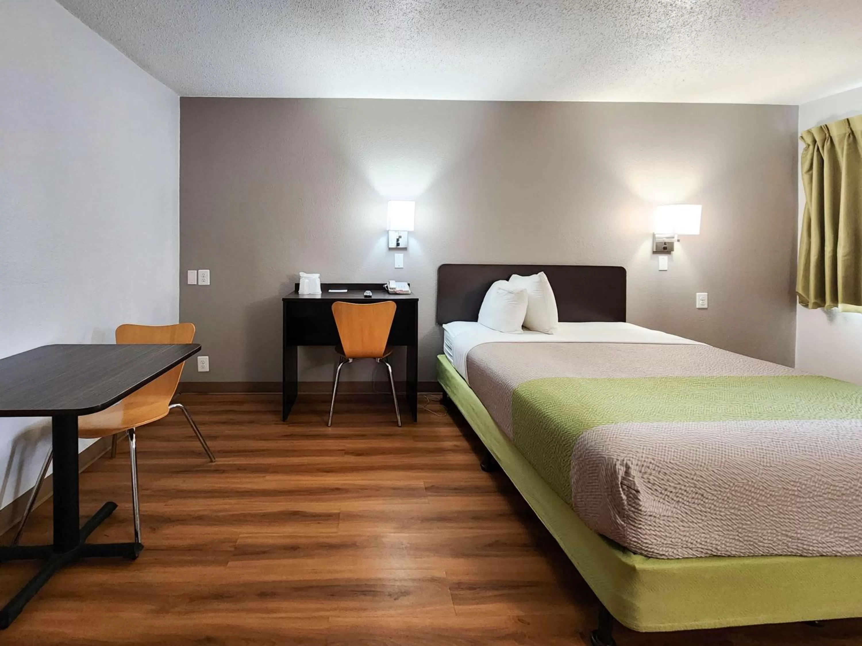 Bedroom, Bed in Motel 6-Baytown, TX - Baytown East