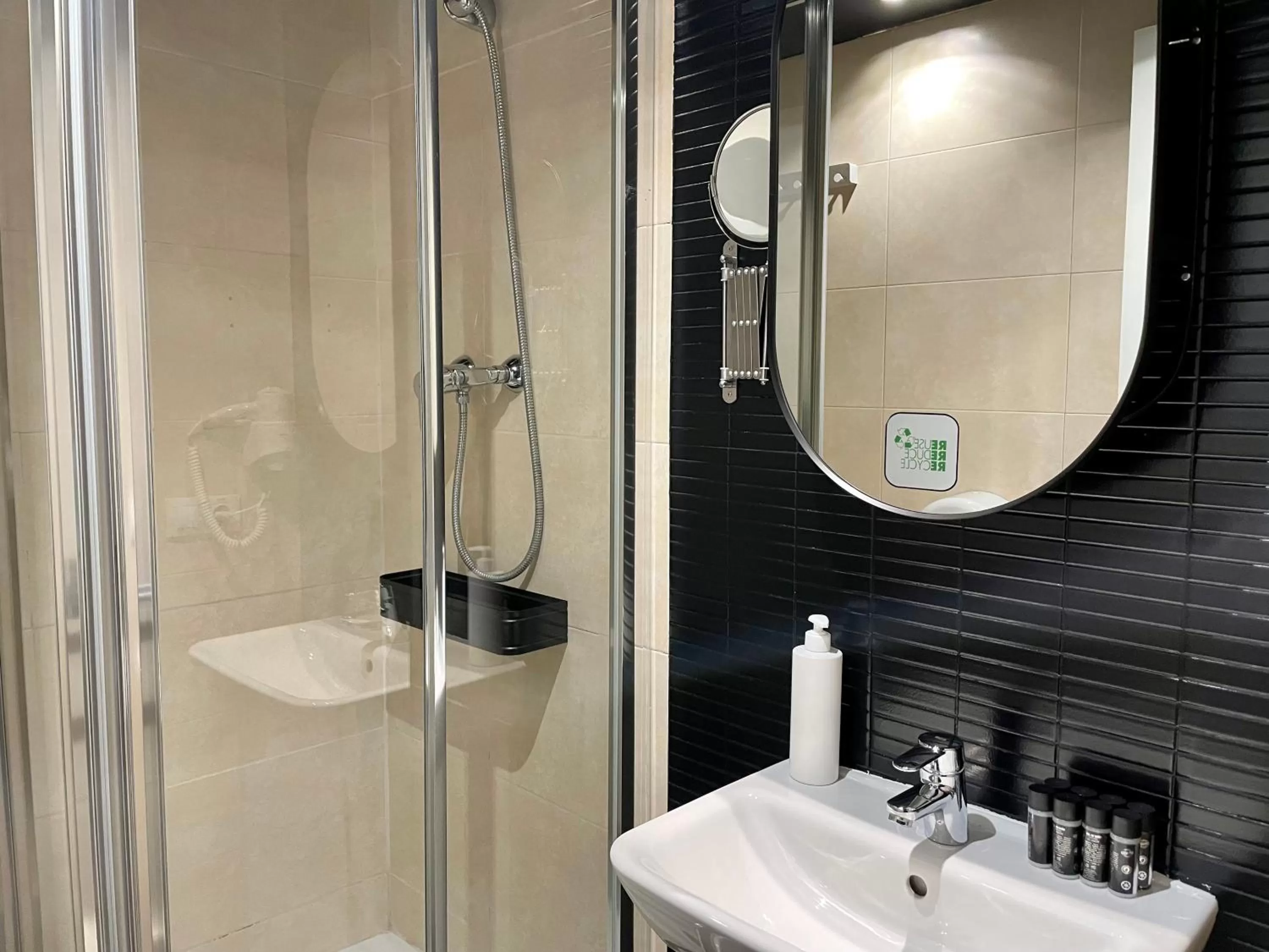 Shower in MD Modern Hotel - Jardines