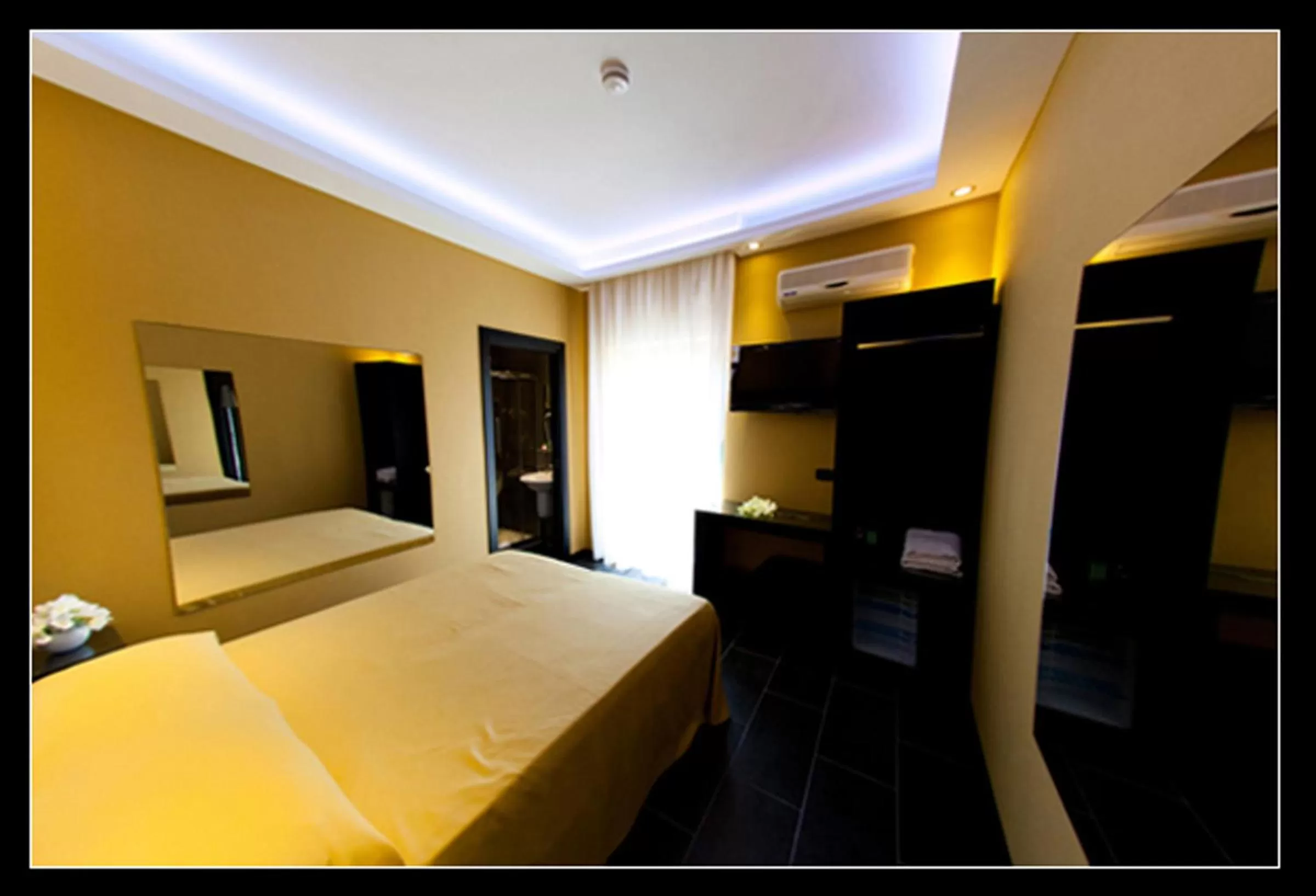 Photo of the whole room, Bed in Fly Boutique Hotel