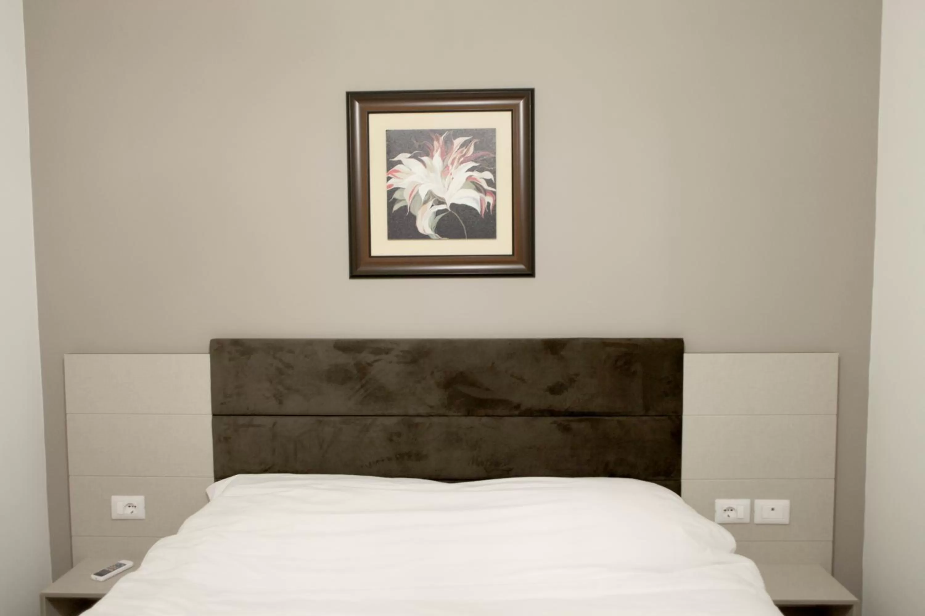 Bathroom, Bed in Fjortes Hotel