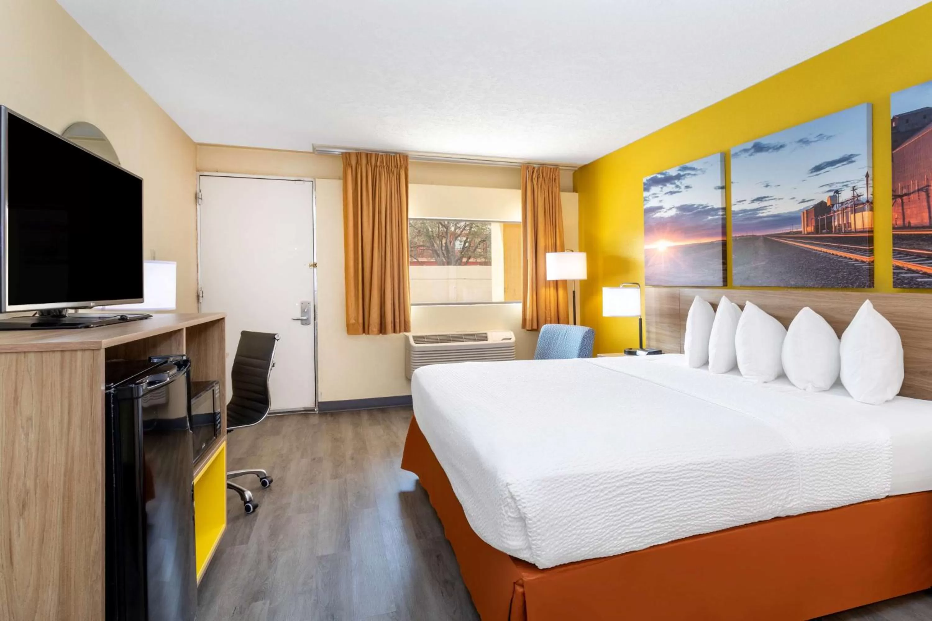 Photo of the whole room, Bed in Days Inn & Suites by Wyndham Clovis