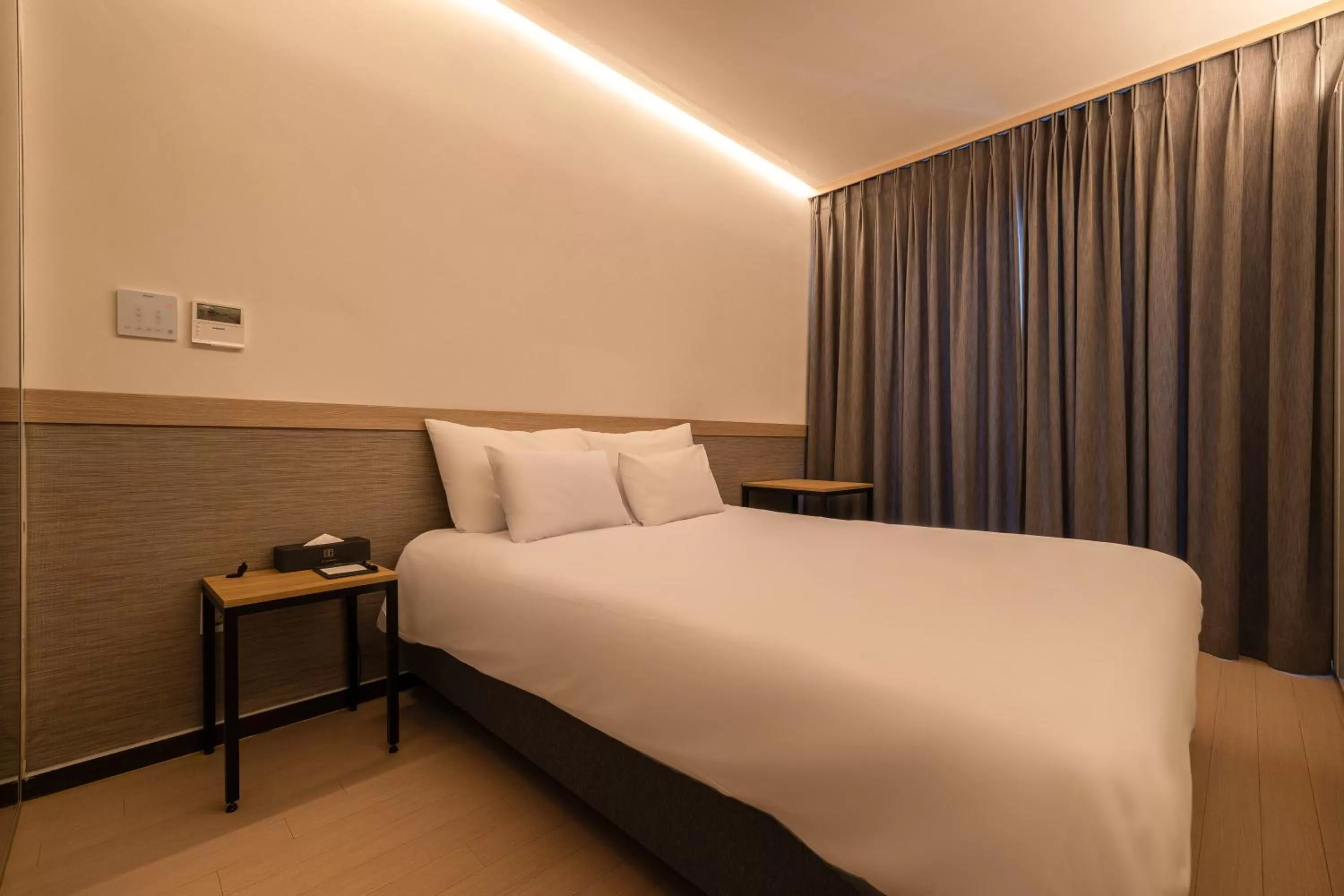 Bed in Skytop Hotel Incheon Airport