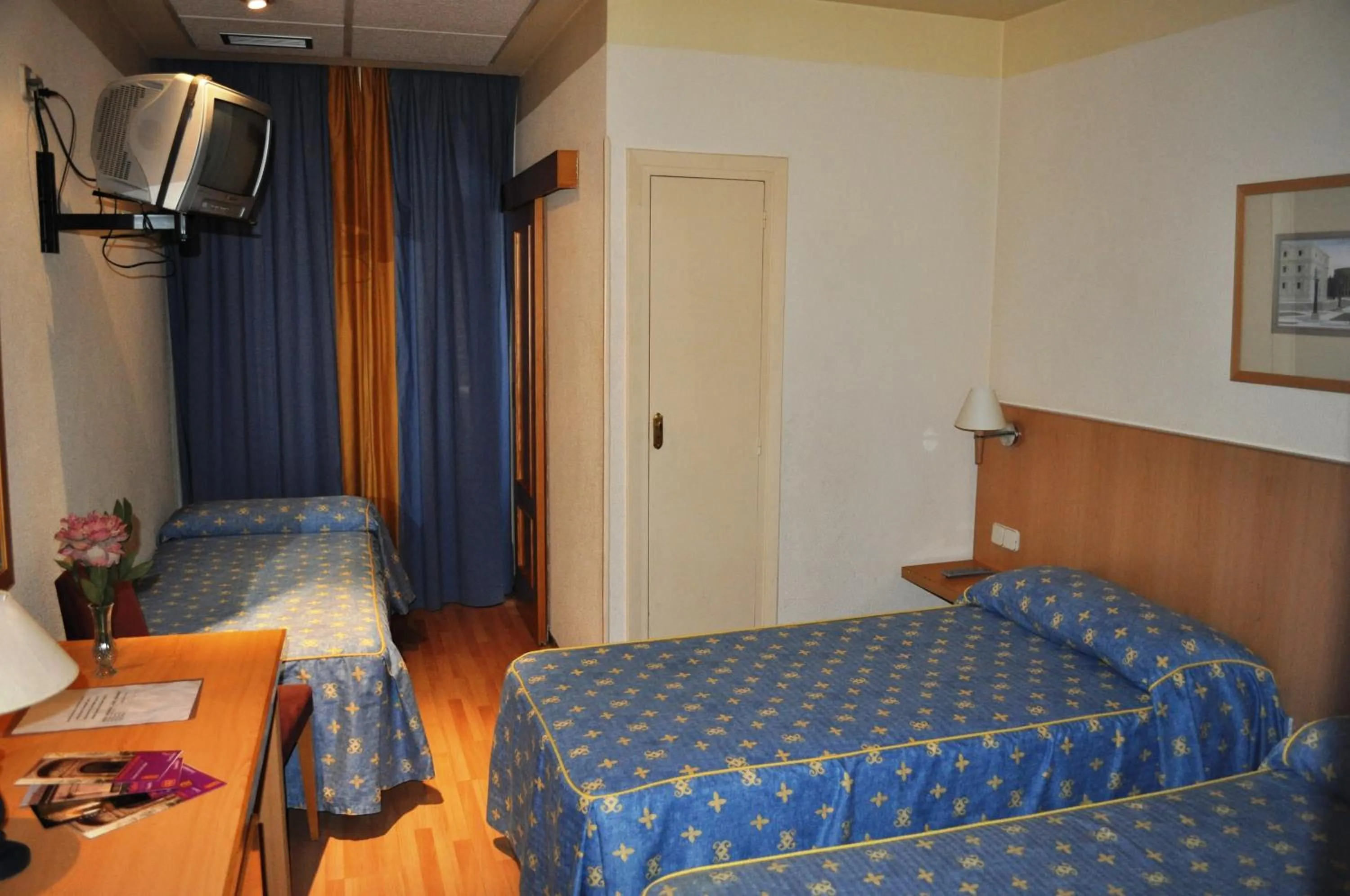 Photo of the whole room, Bed in Hotel España