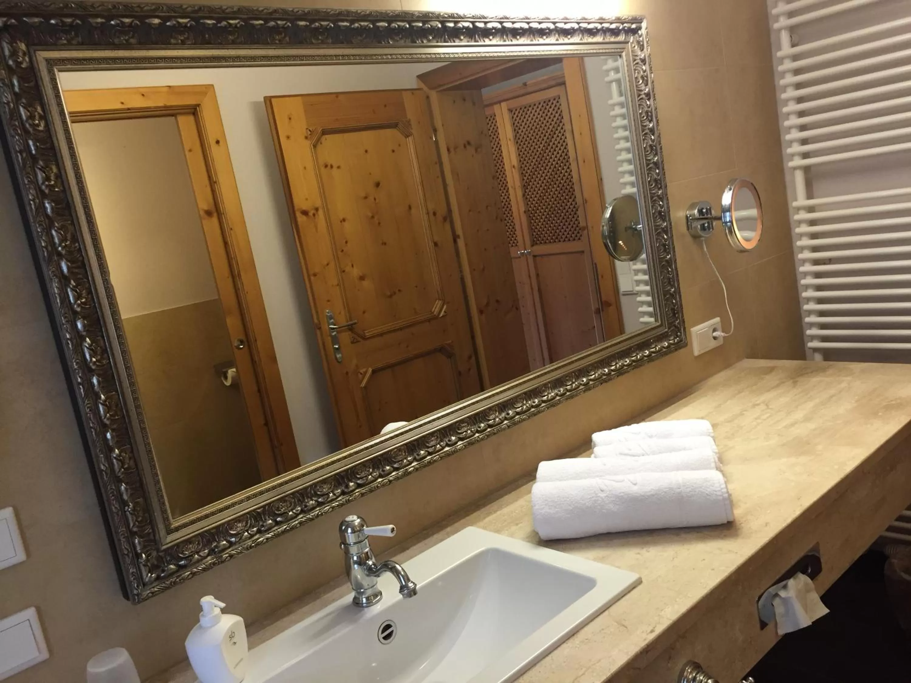 Bathroom in Hotel und Alpen Apartments mit Sauna - Bürglhöh