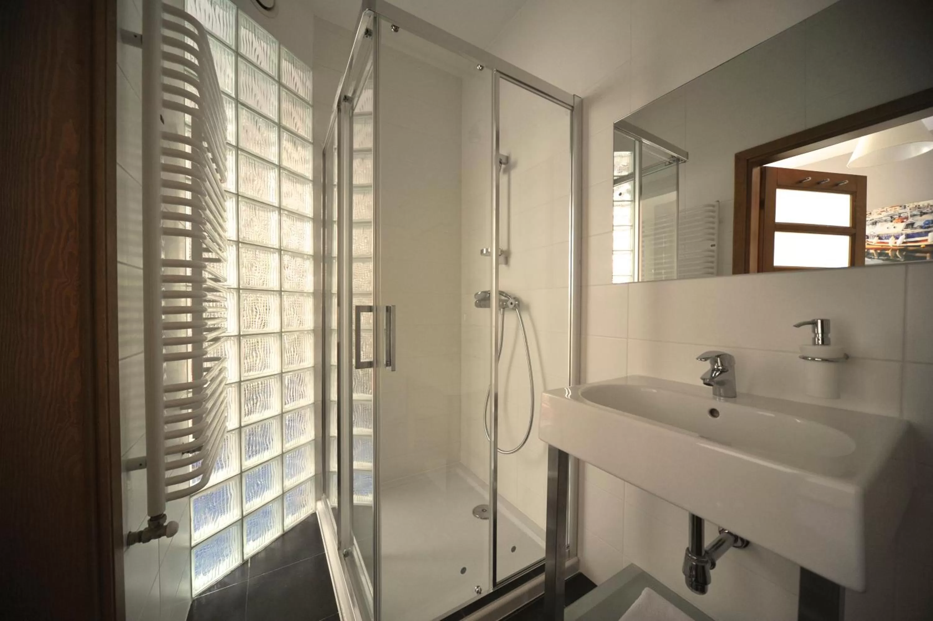 Shower in Vertigo Narie