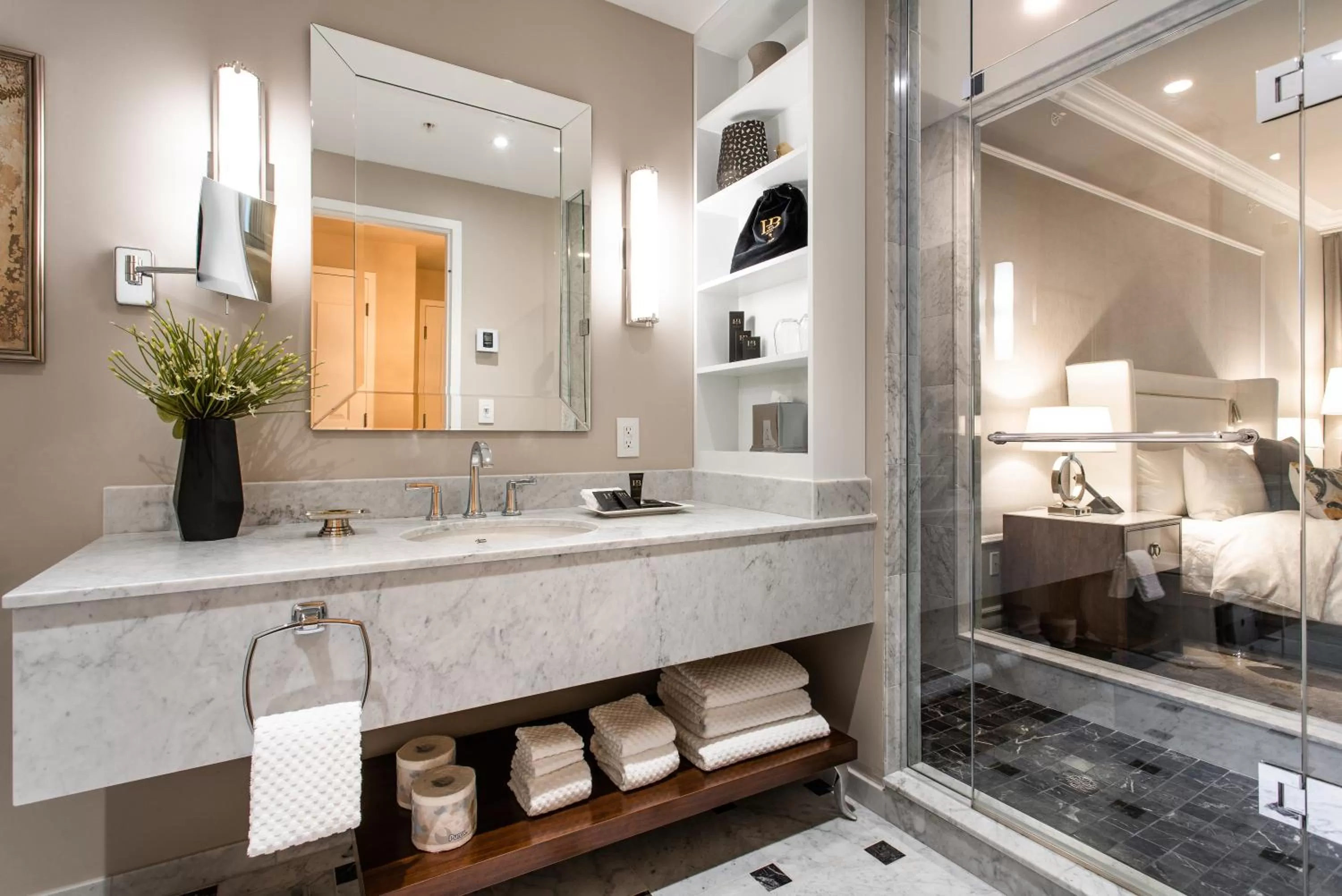 Bathroom in Hôtel Birks Montréal