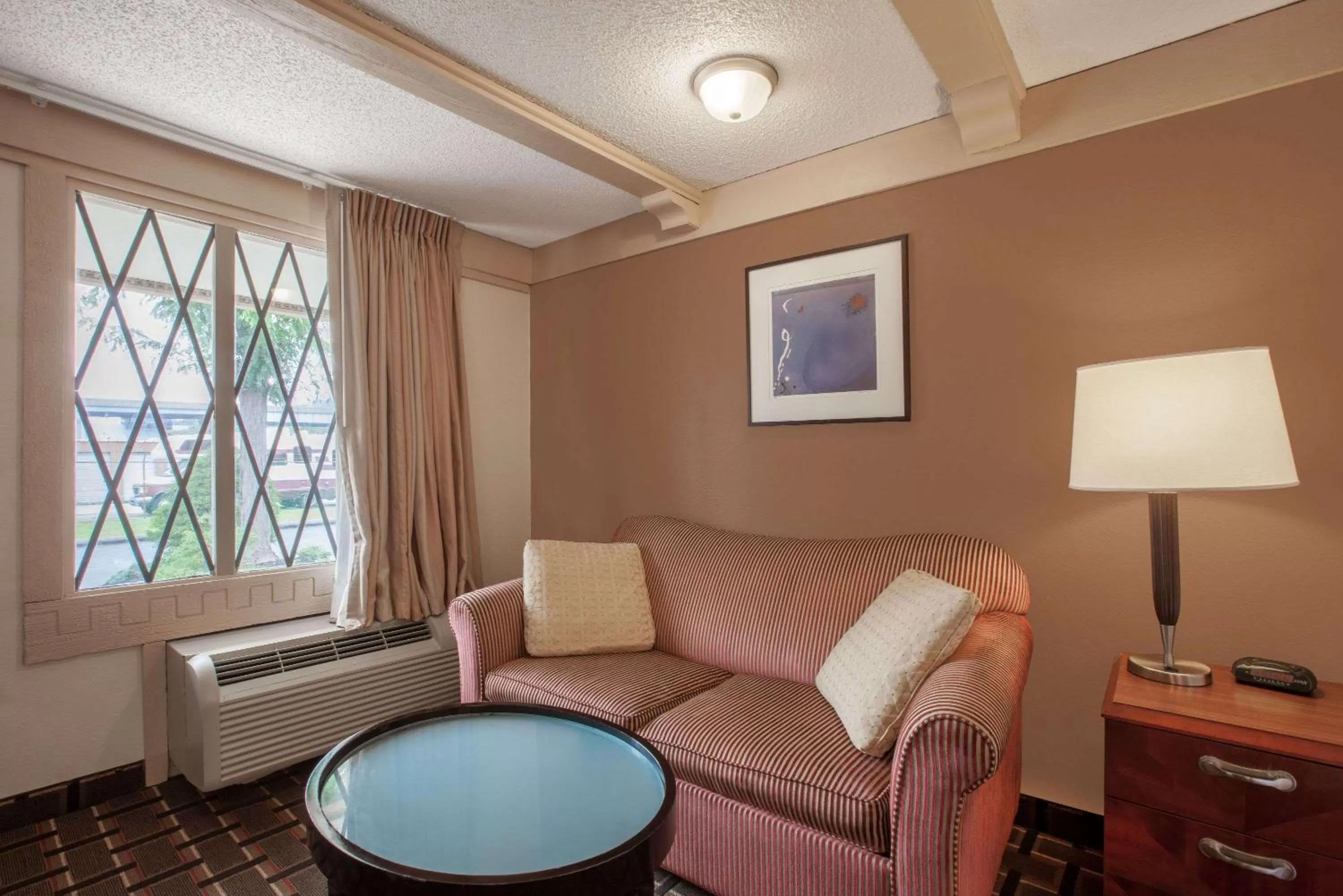 Photo of the whole room in Knights Inn Greensburg