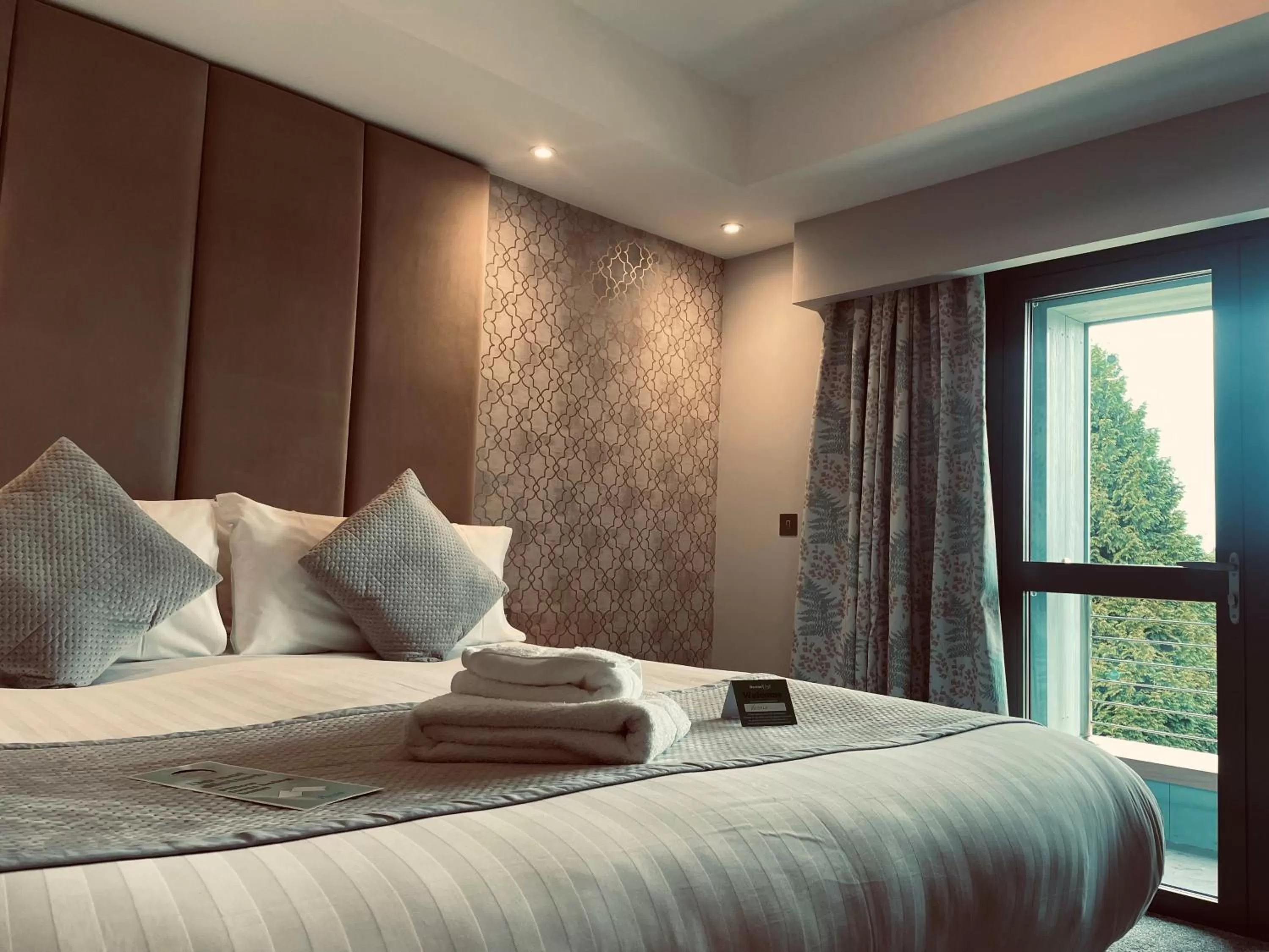 Bedroom, Bed in Boston West Hotel