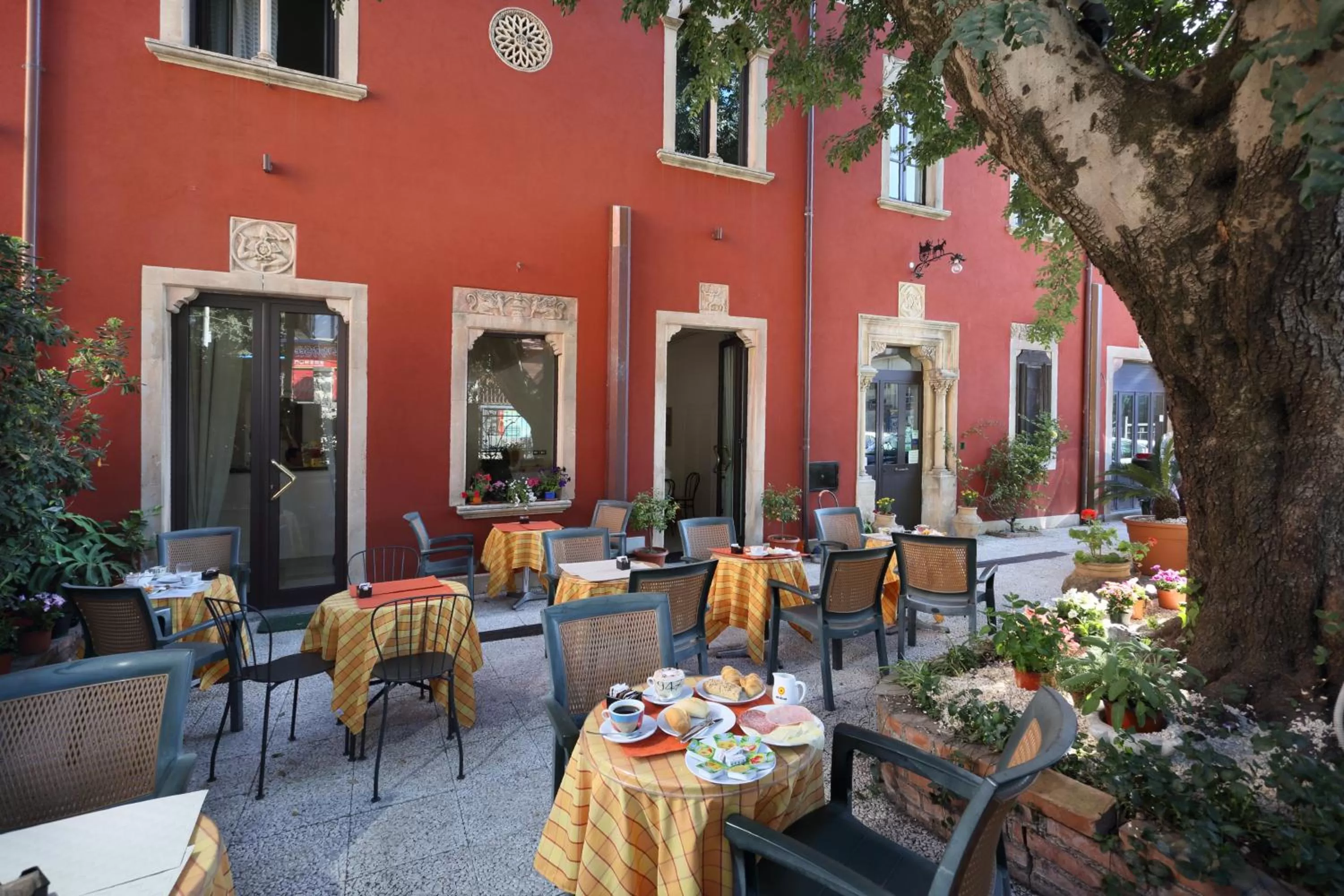 Facade/entrance in Villa Astoria