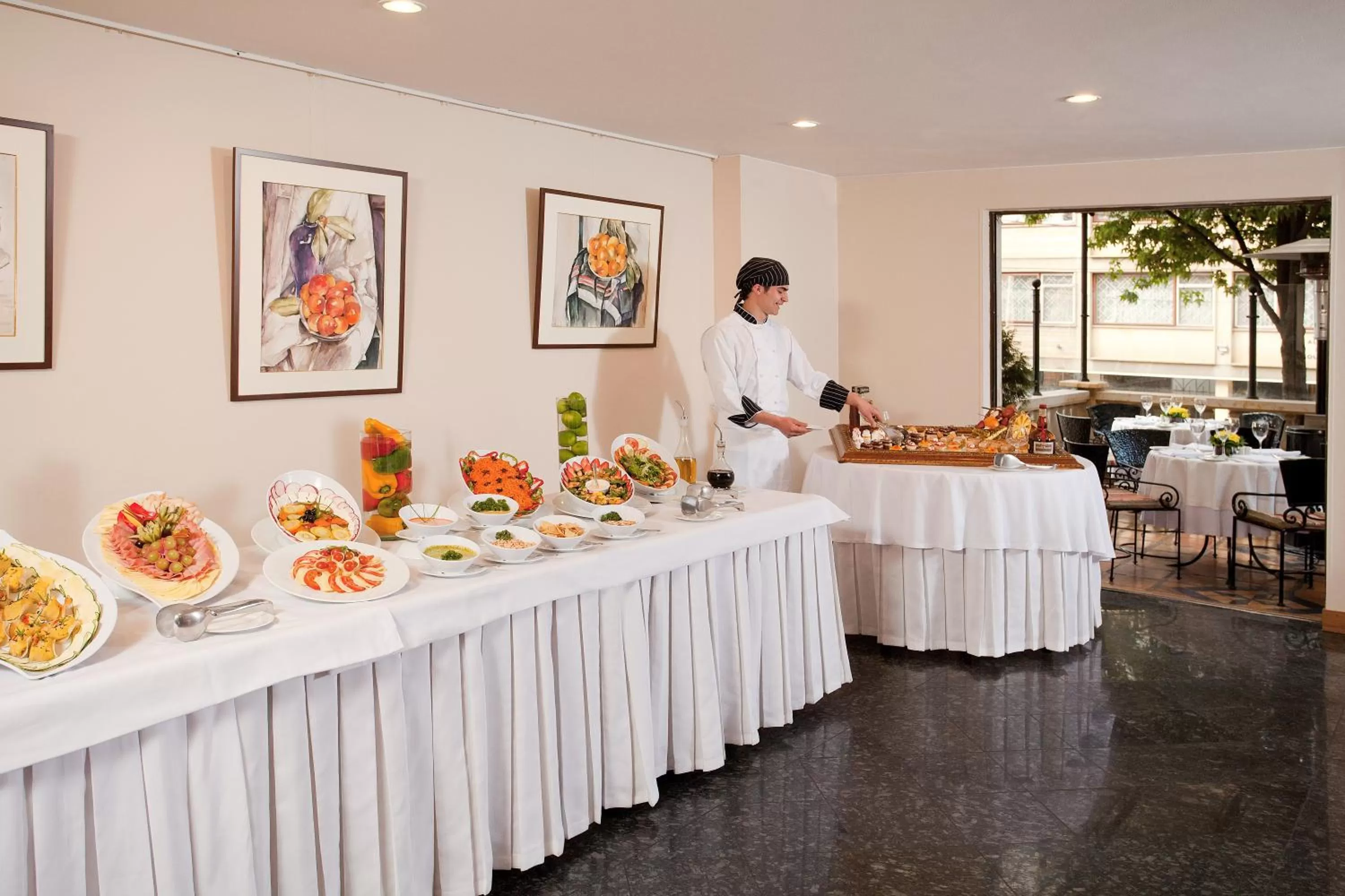 Restaurant/places to eat in Hotel Estelar Suites Jones