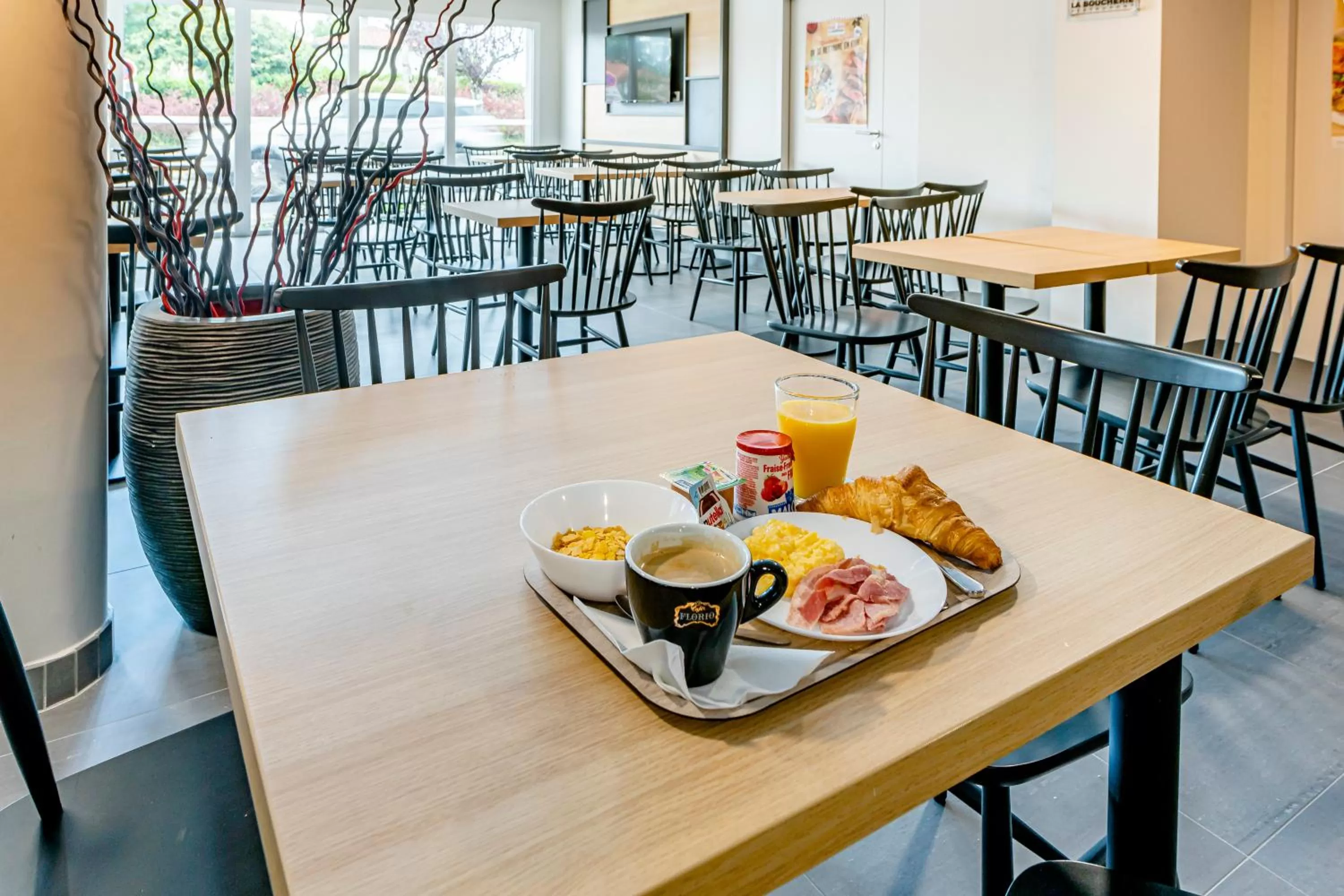 Breakfast in B&B HOTEL Bordeaux Le Haillan 3 étoiles