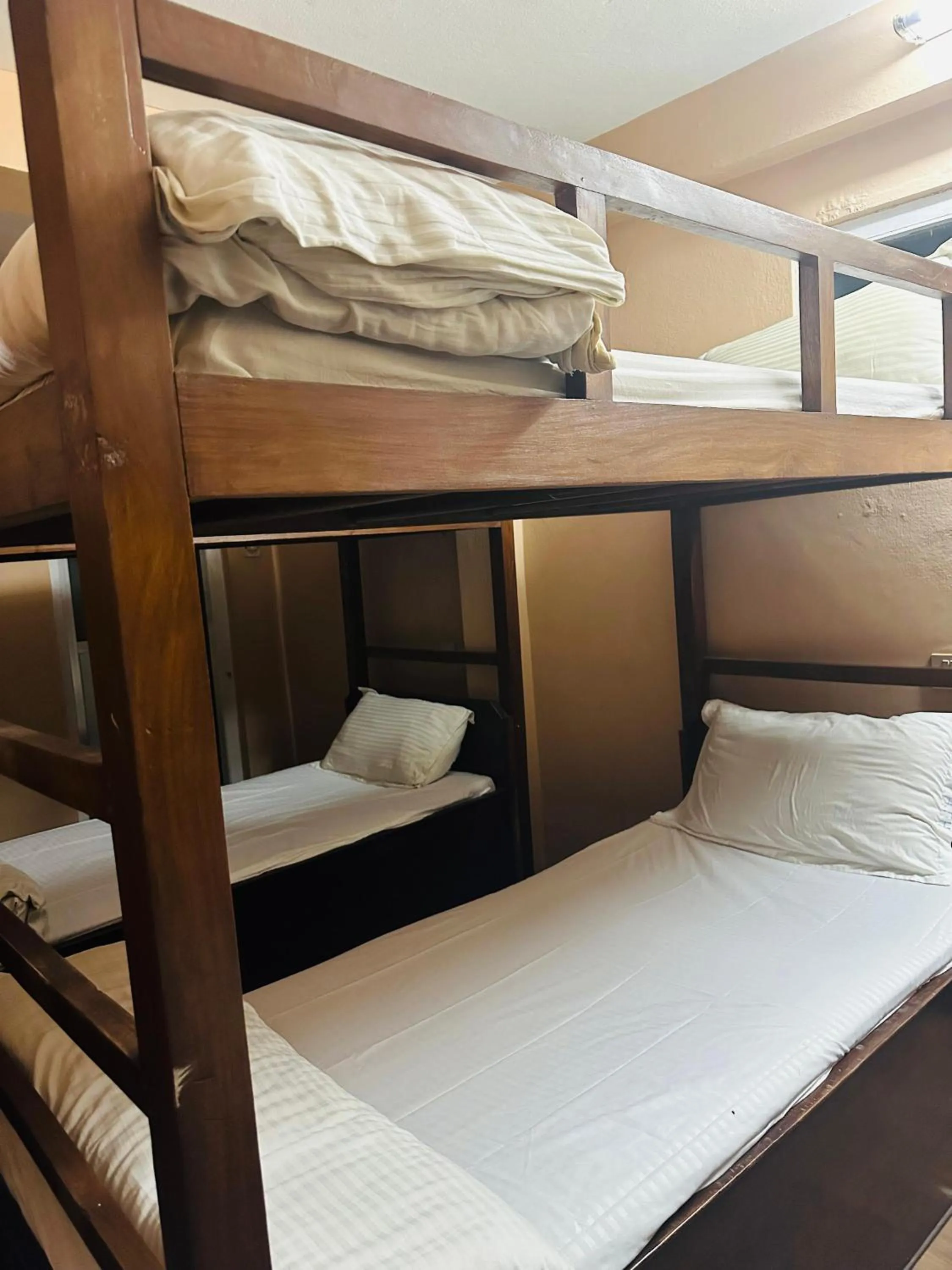 bunk bed, Bed in Hotel Travelers Home