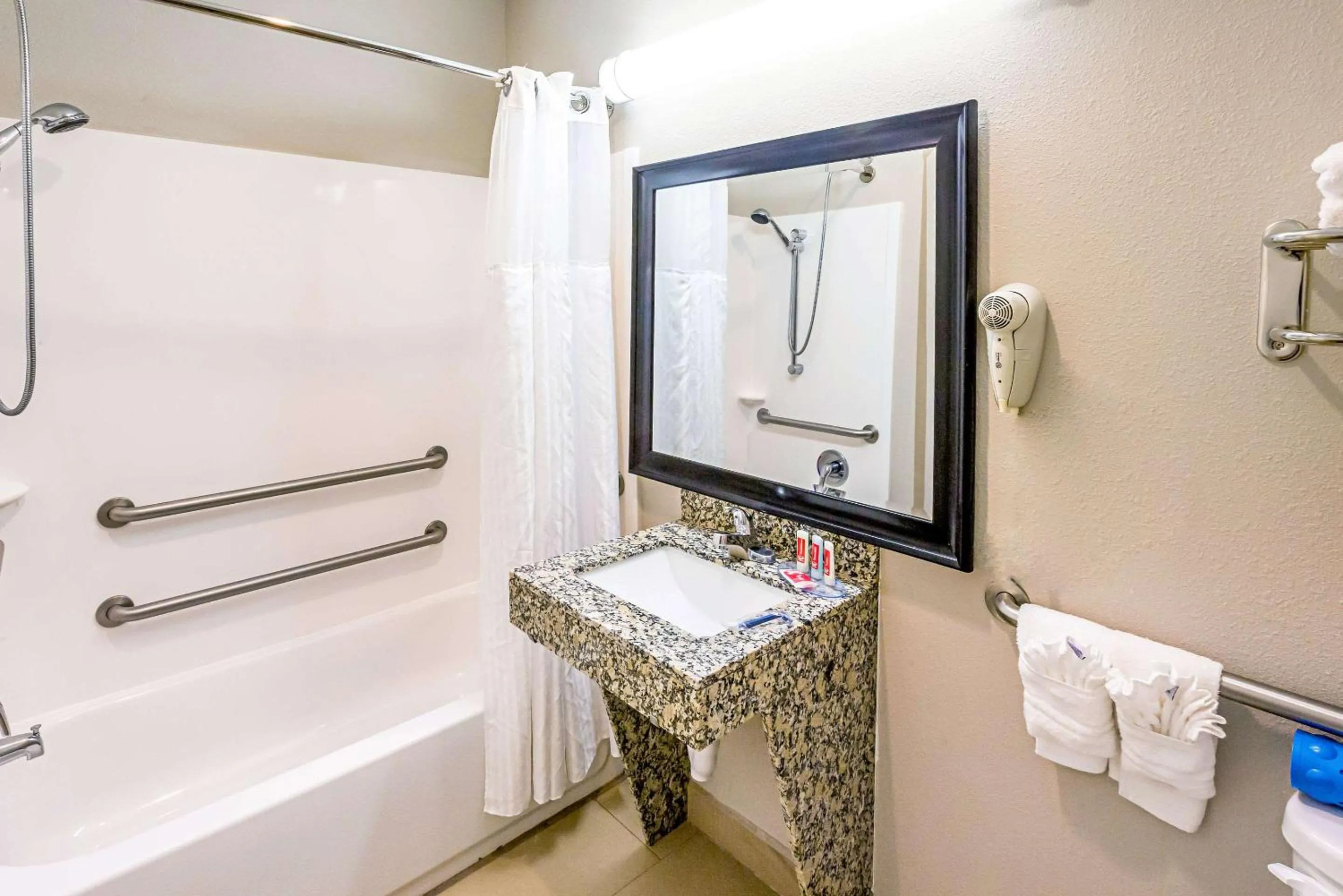 Bathroom in Econo Lodge Baton Rouge University Area