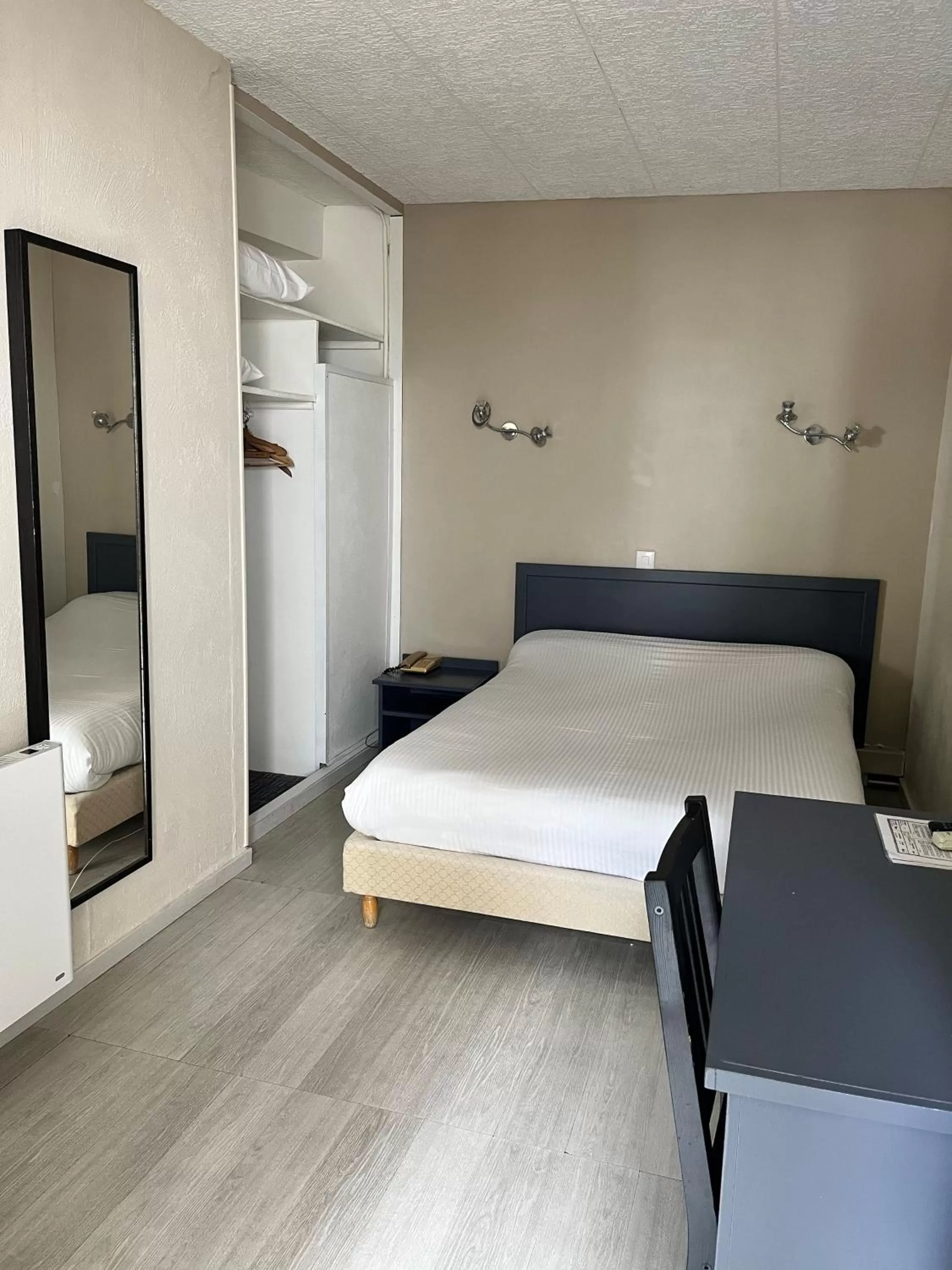 Photo of the whole room, Bed in Hôtel Le Thurot- Dijon Centre ville Gare