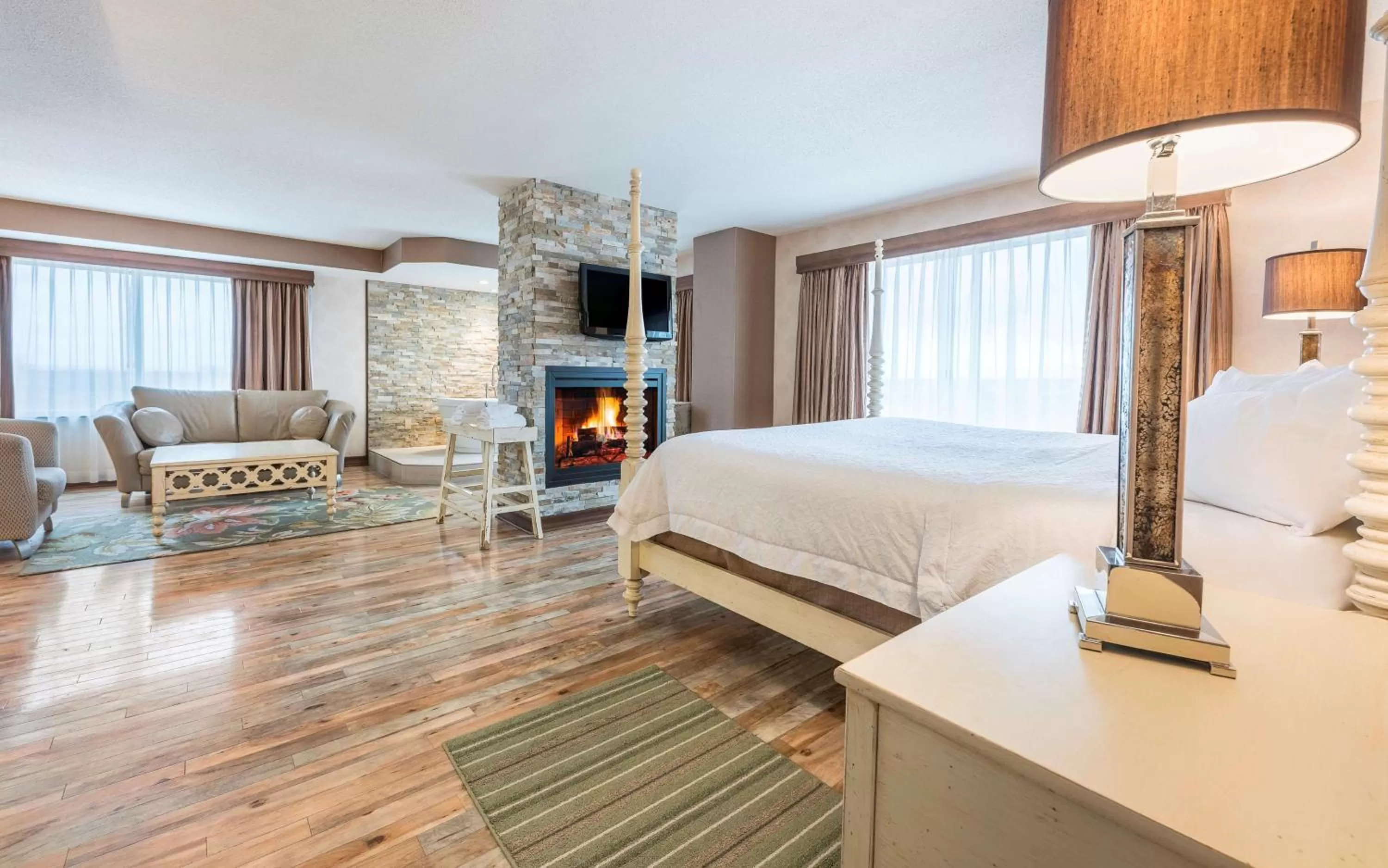 Bedroom, Bed in Hampton Inn Sydney