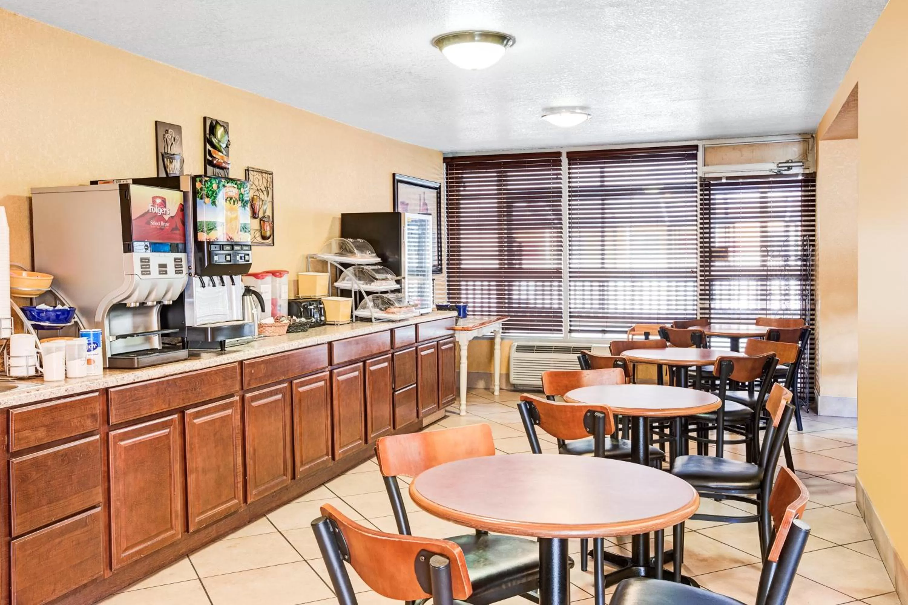Breakfast in Days Inn & Suites by Wyndham Downtown Gatlinburg Parkway