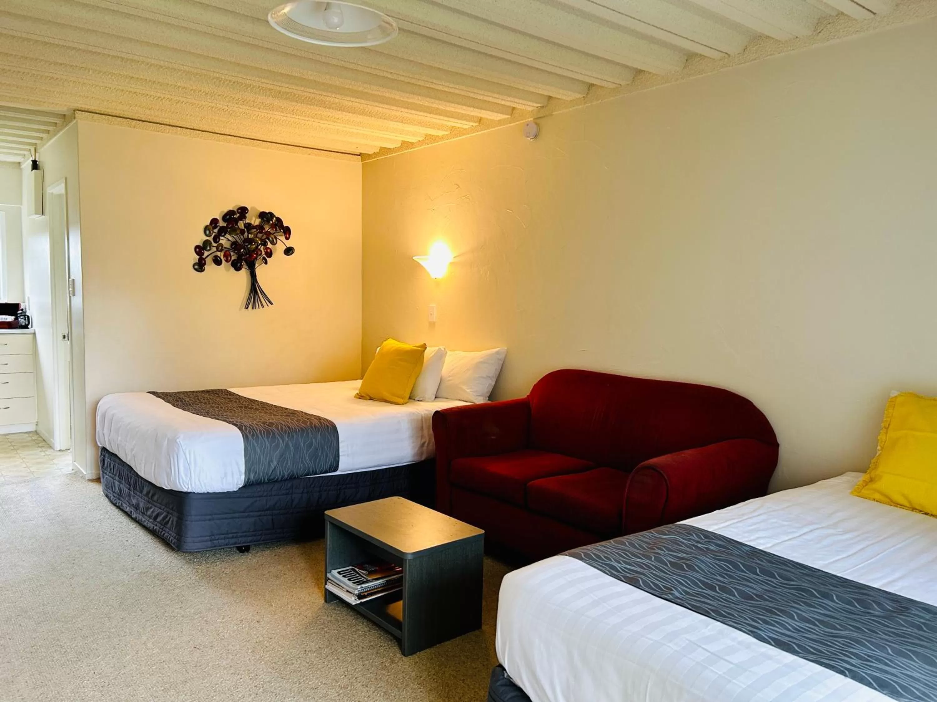 Seating area, Bed in Parkside Motel and Apartments