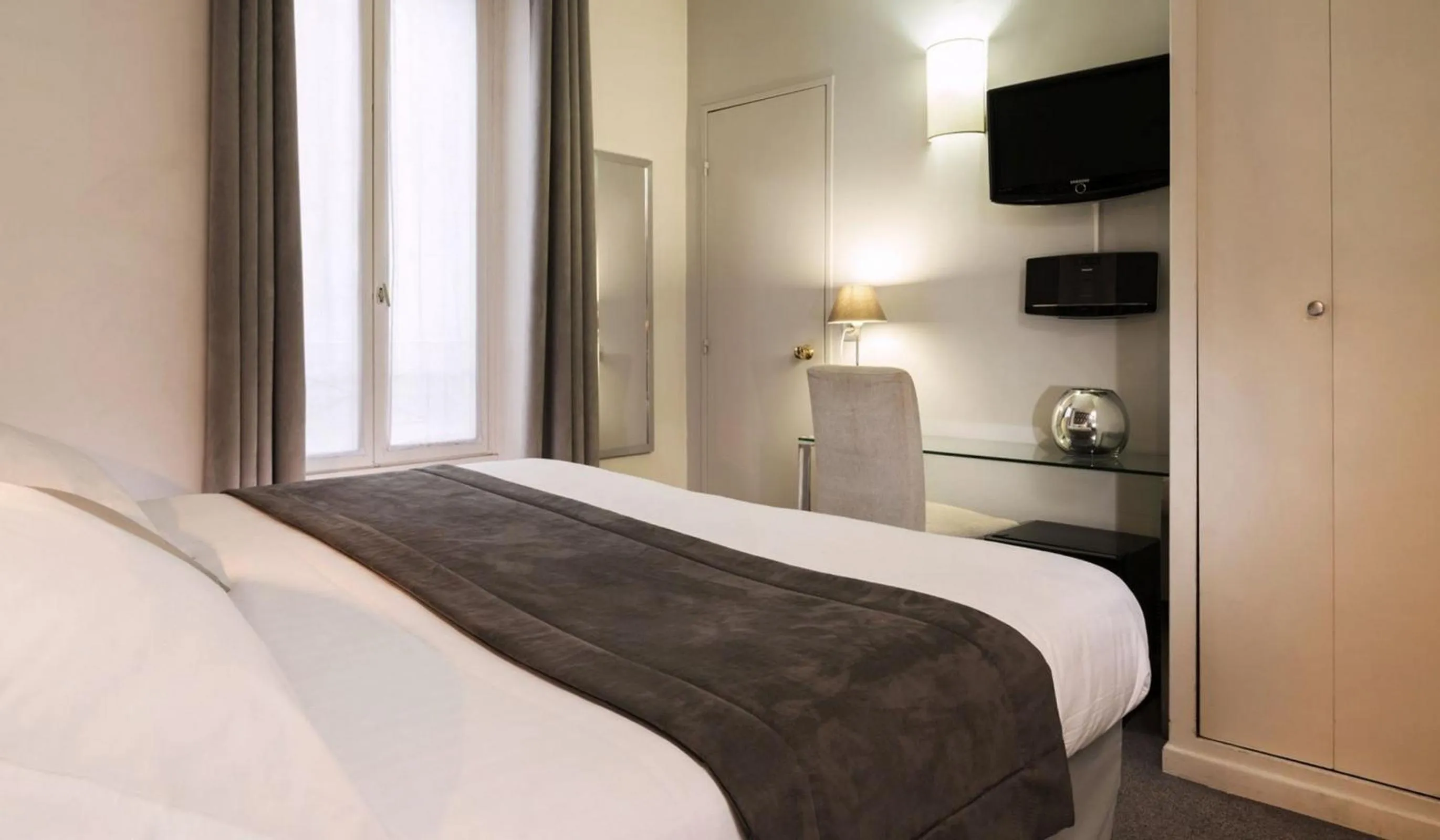 TV and multimedia, Bed in Hôtel Soft