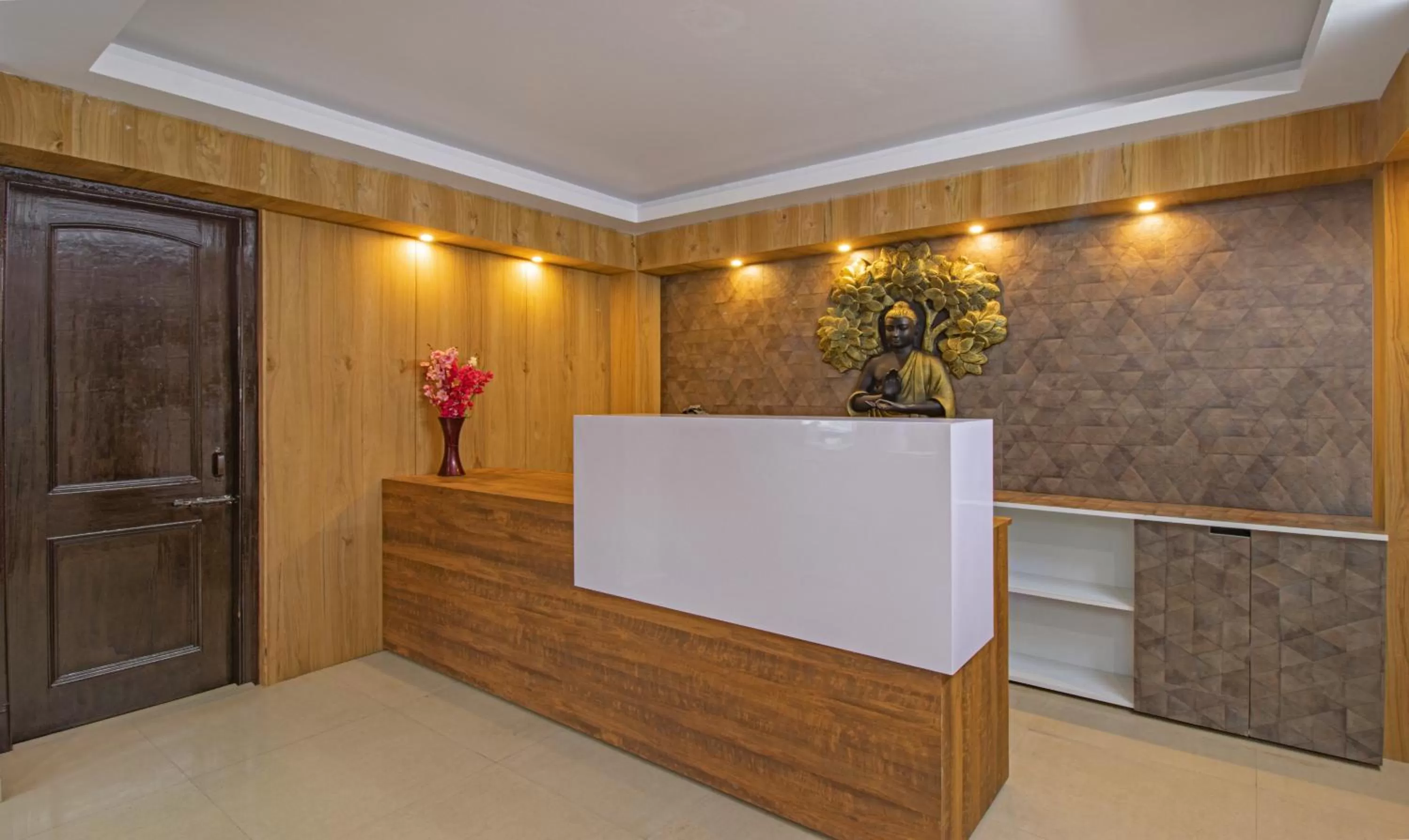 Lobby or reception in Itsy Hotels Peak View, 300 Mts From Mall Road