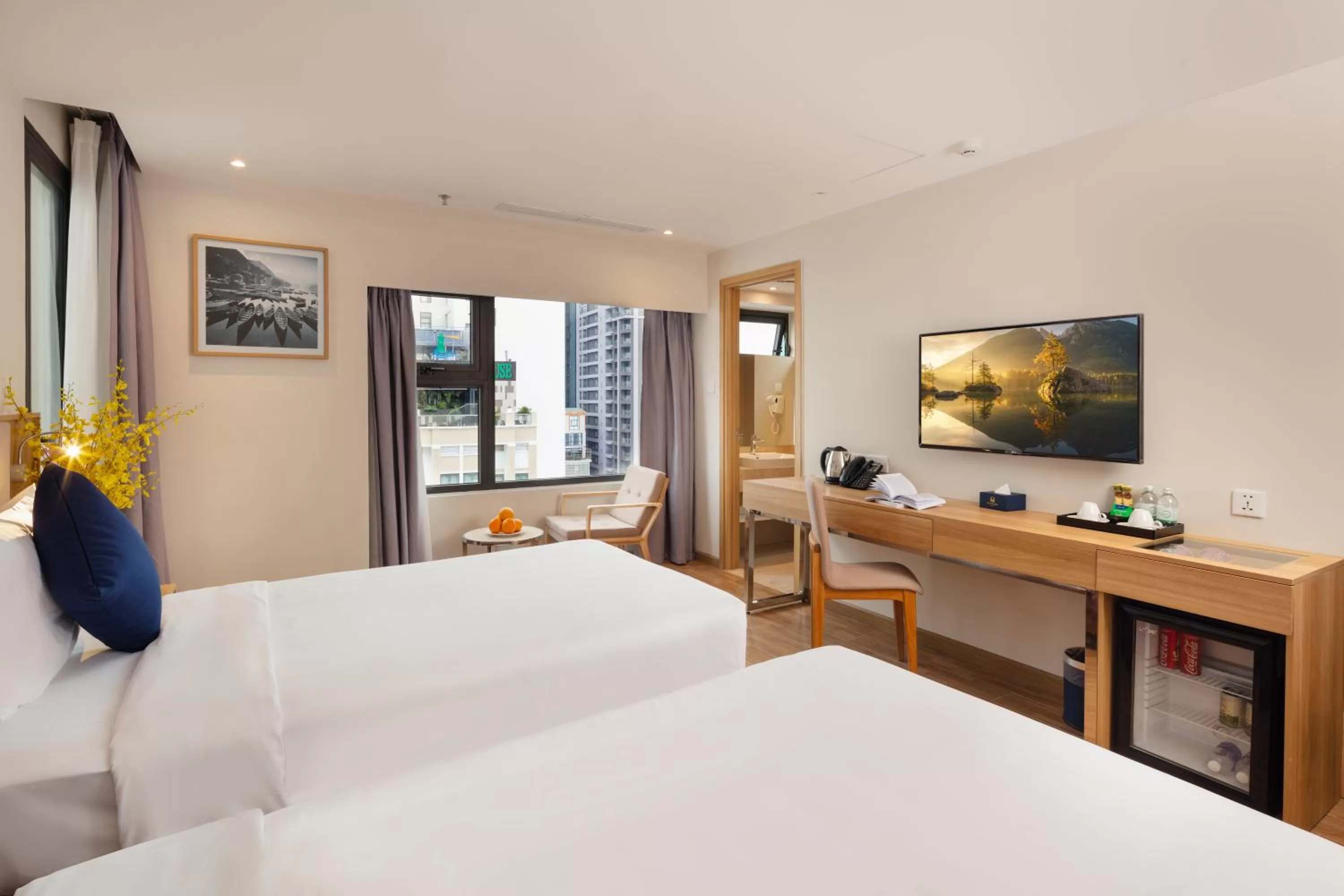 Communal lounge/ TV room, Bed in VENTANA NHA TRANG HOTEL